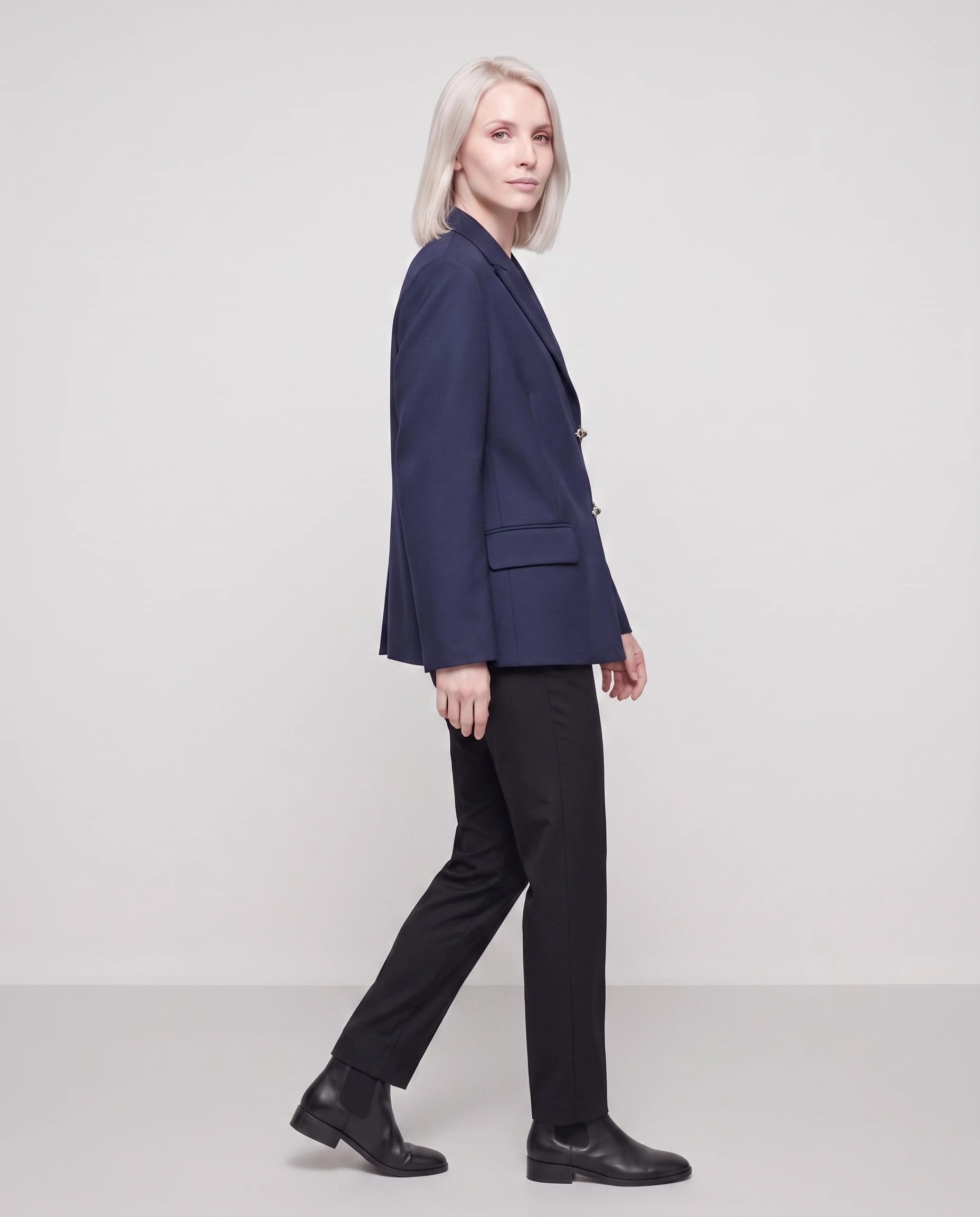 Blazer oversize bleu marine Philippa, vue de trois quarts en studio