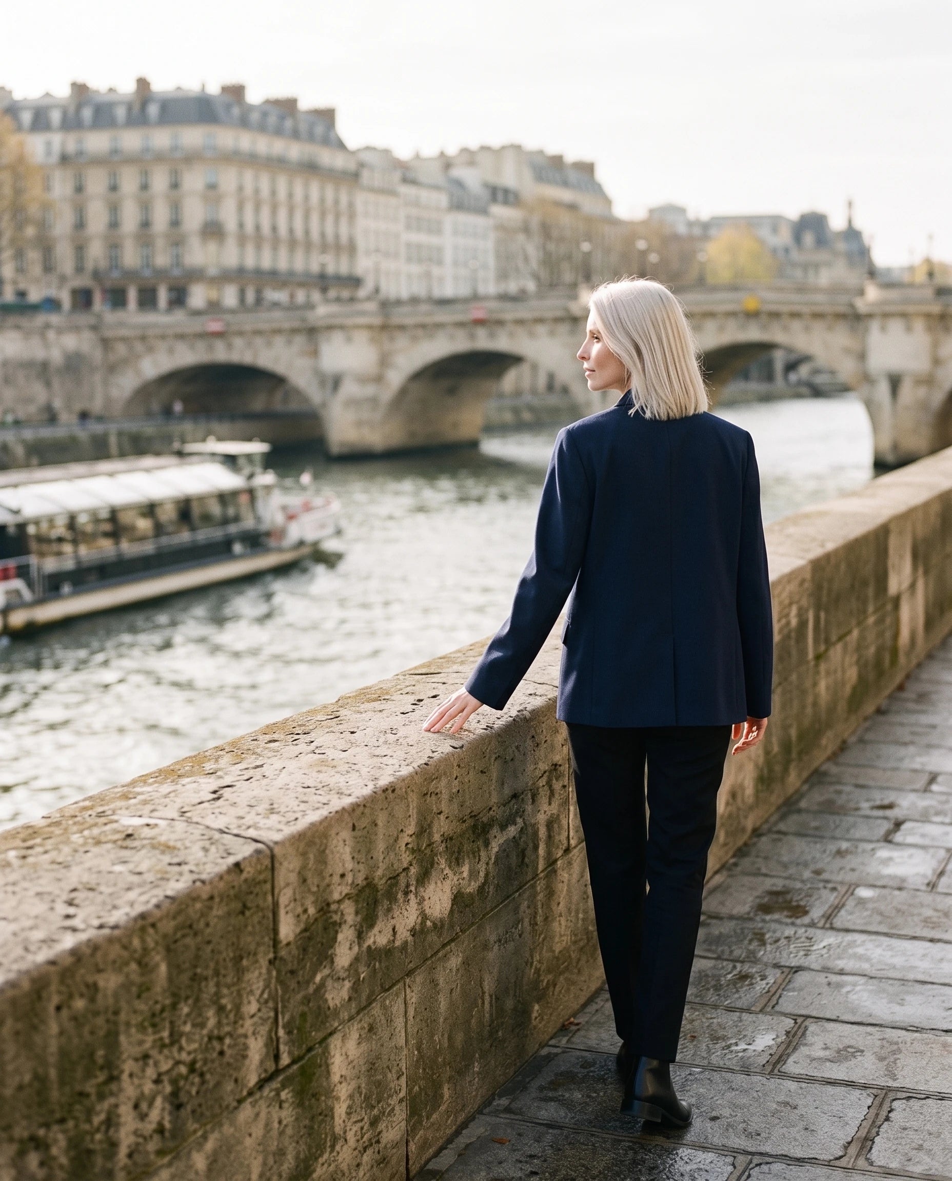 Blazer oversize bleu marine Philippa, promenade sur un quai de Seine