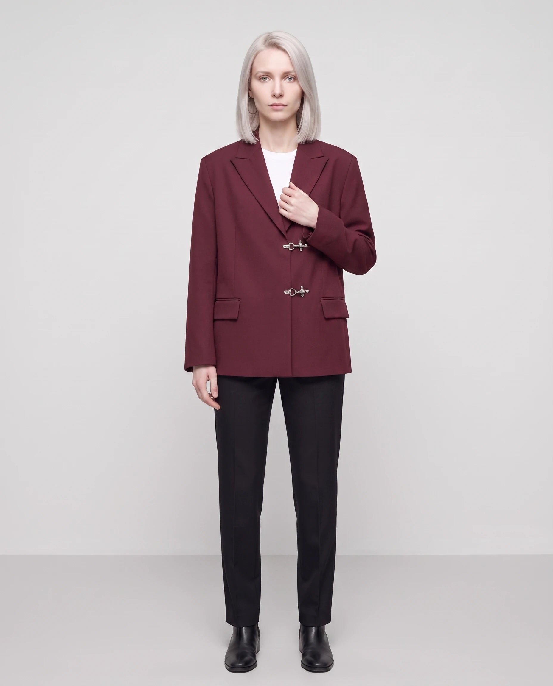 Blazer oversize à fermoirs pompier bordeaux Philippa, vue de face en studio