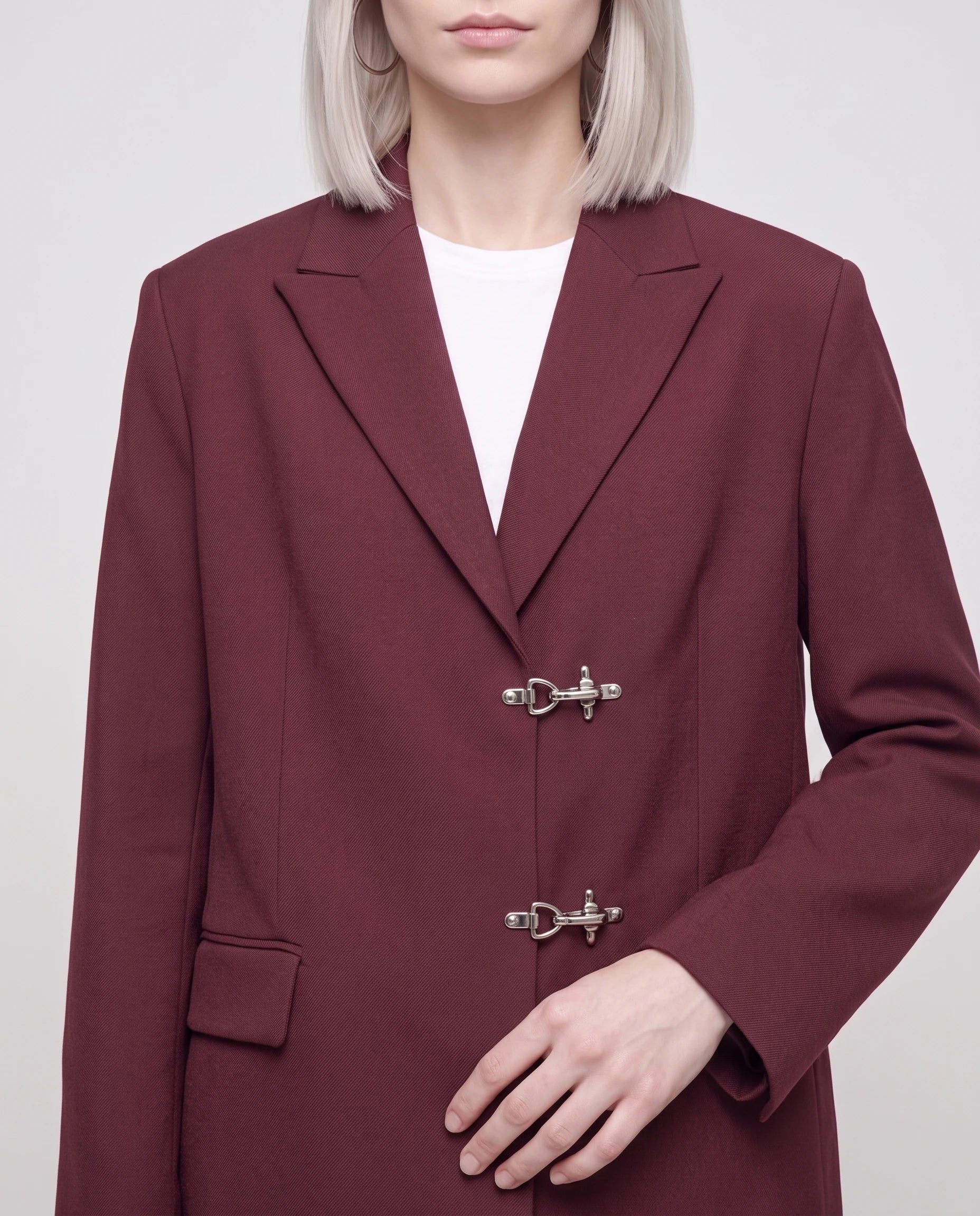 Blazer bordeaux Philippa, détail des fermoirs pompier argentés