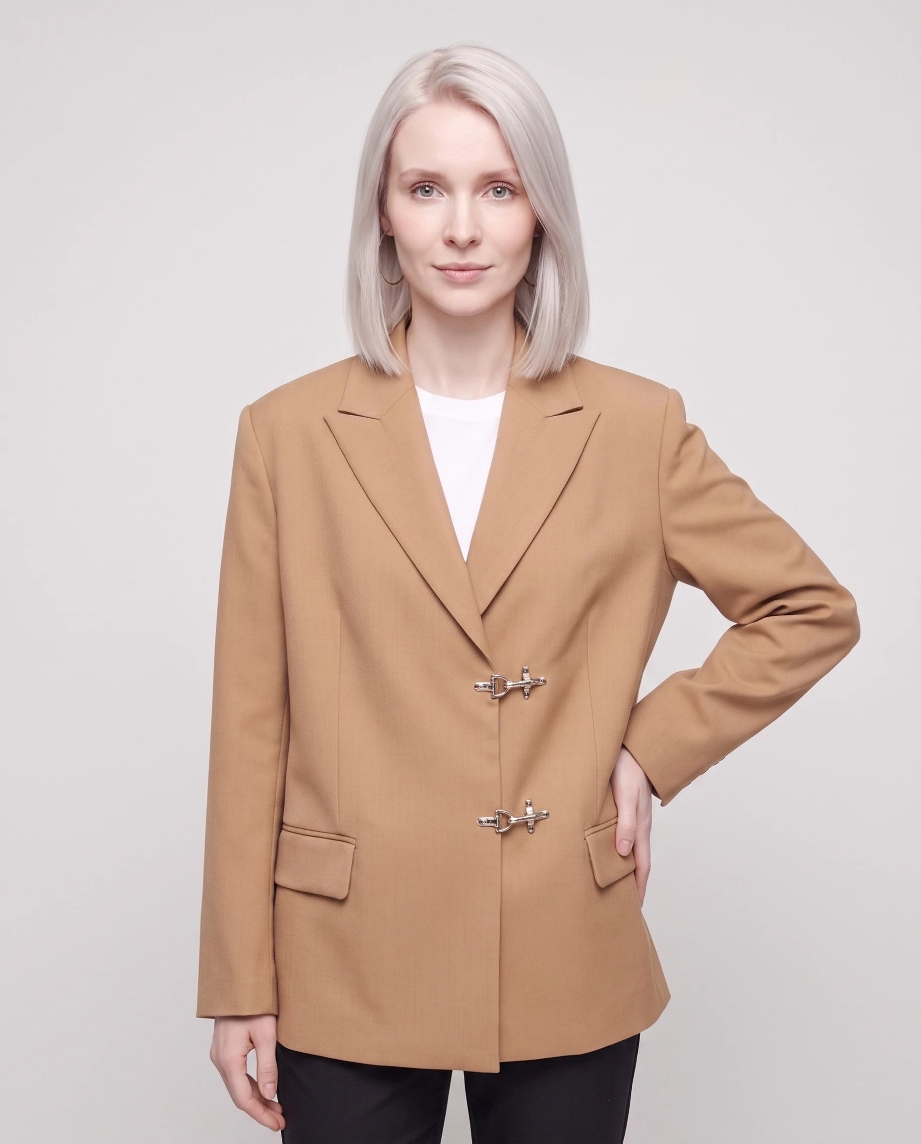 Blazer oversize à fermoirs pompier camel Philippa, plan rapproché en studio