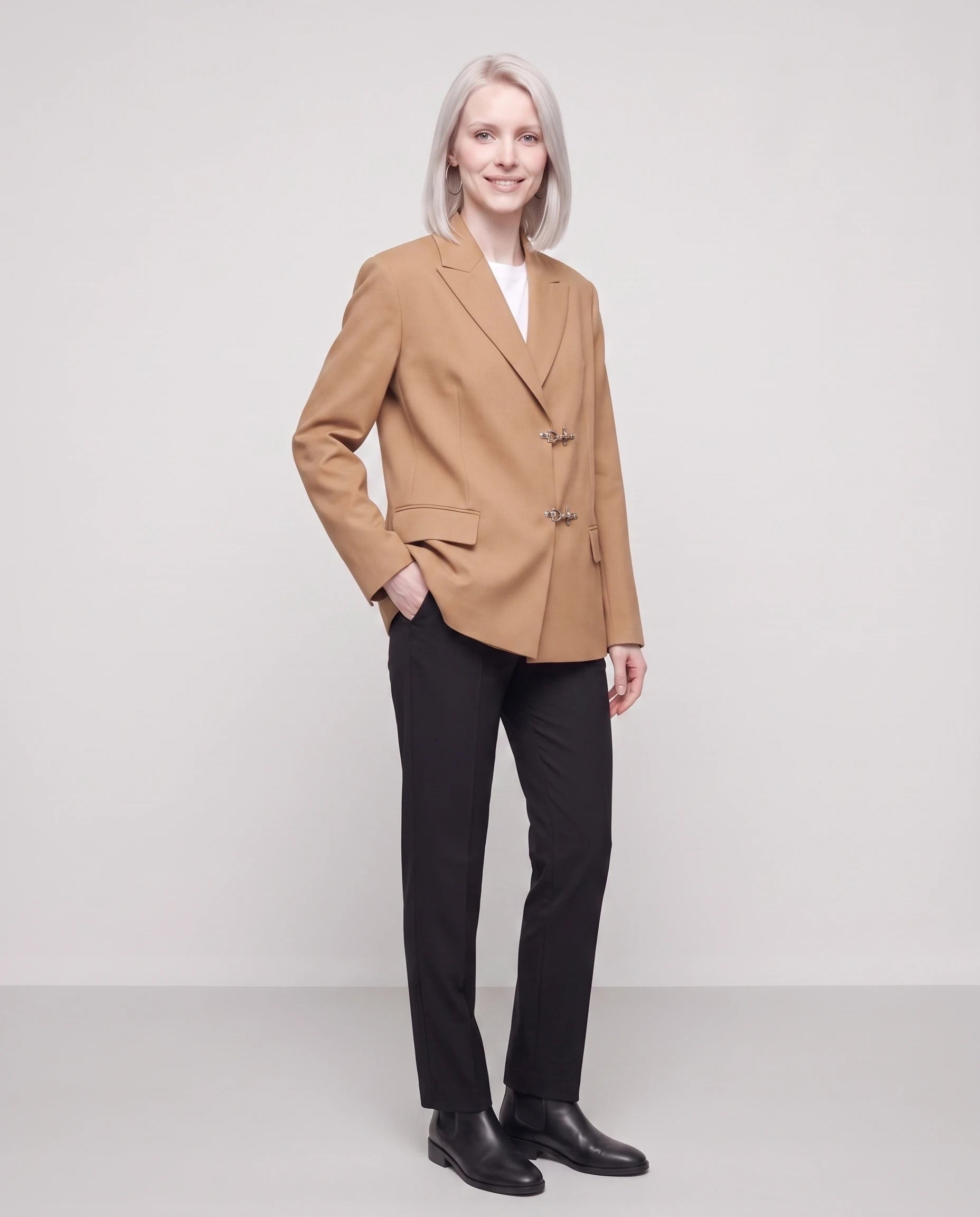 Blazer oversize camel Philippa, vue de trois quarts en studio