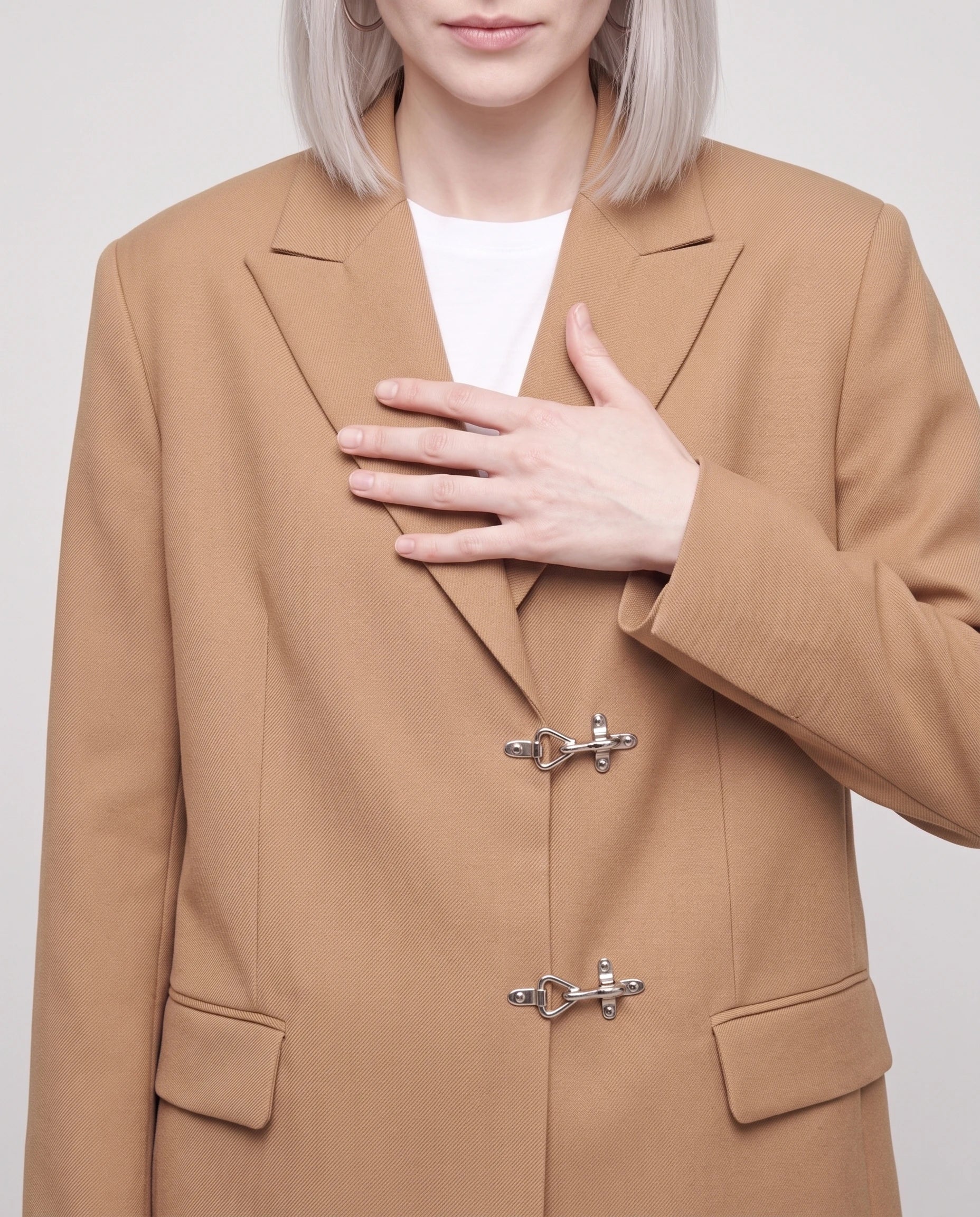 Blazer camel Philippa, détail des fermoirs pompier argentés