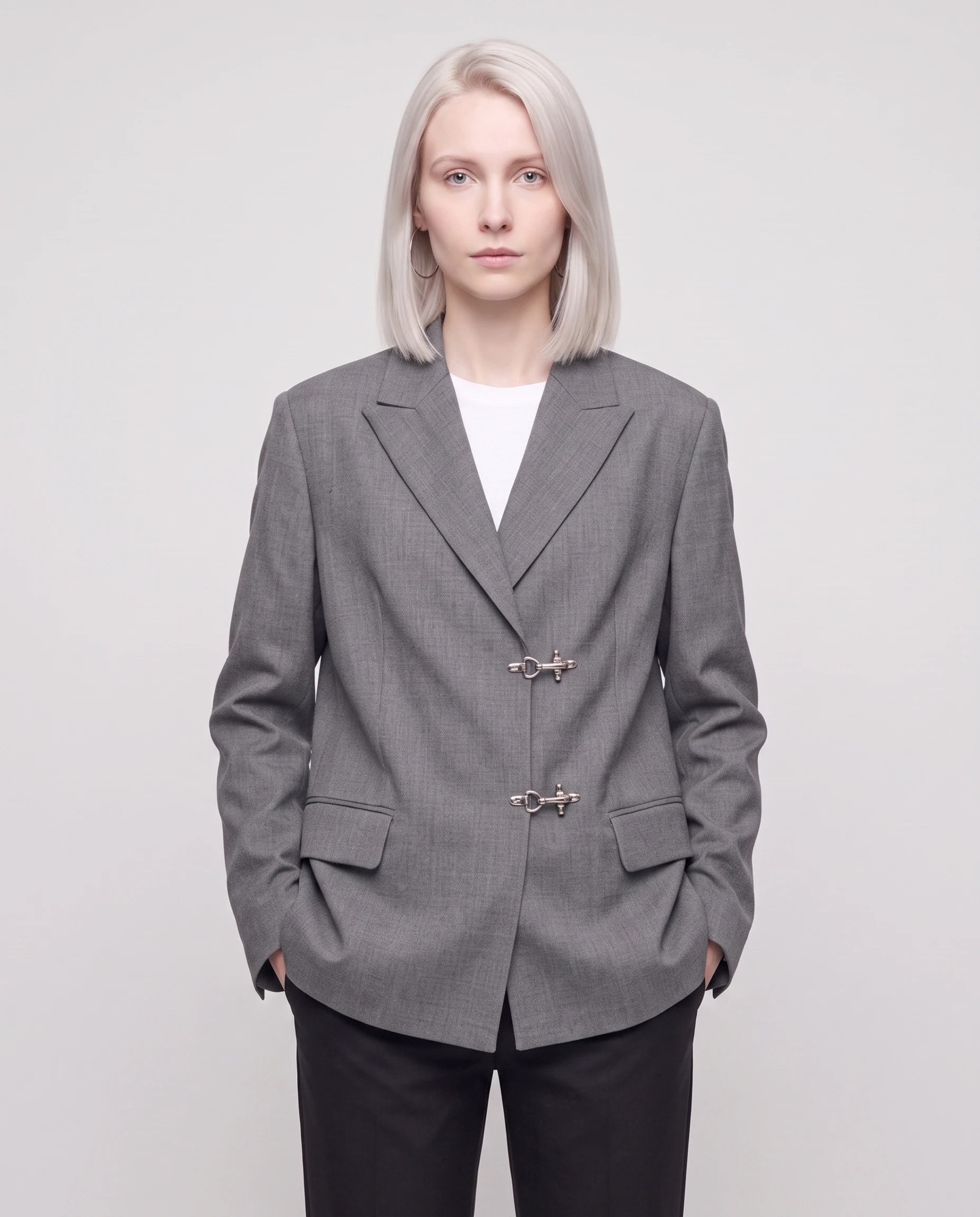 Blazer oversize à fermoirs pompier gris Philippa, plan rapproché en studio