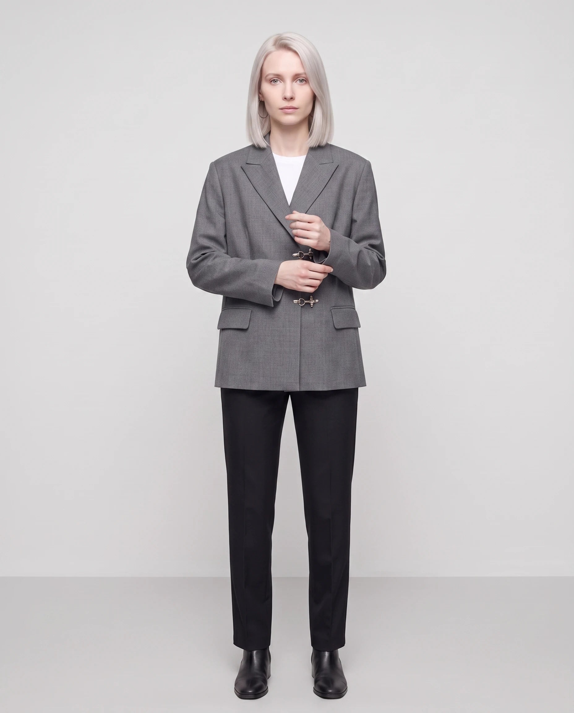 Blazer oversize à fermoirs pompier gris Philippa, vue de face en studio