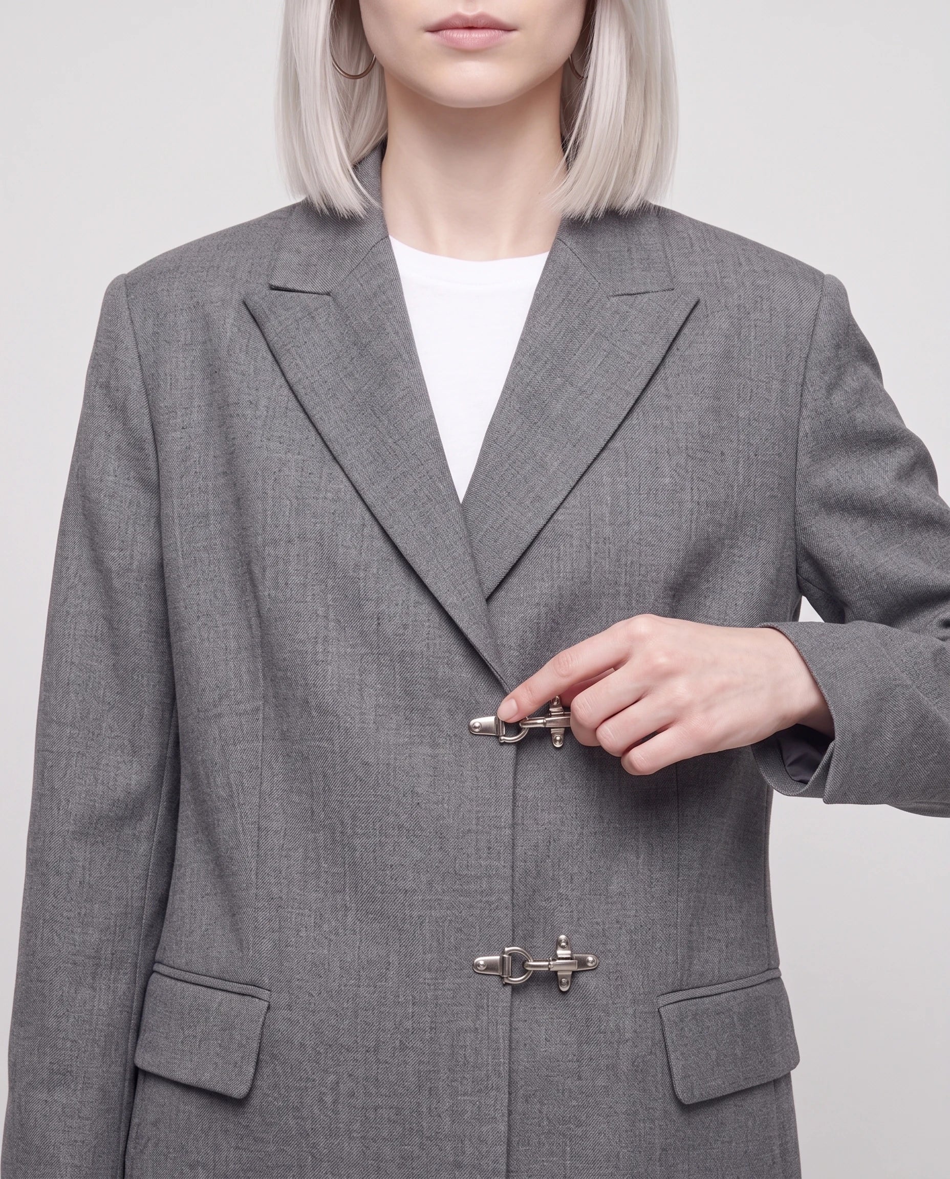 Blazer gris Philippa, détail des fermoirs pompier argentés