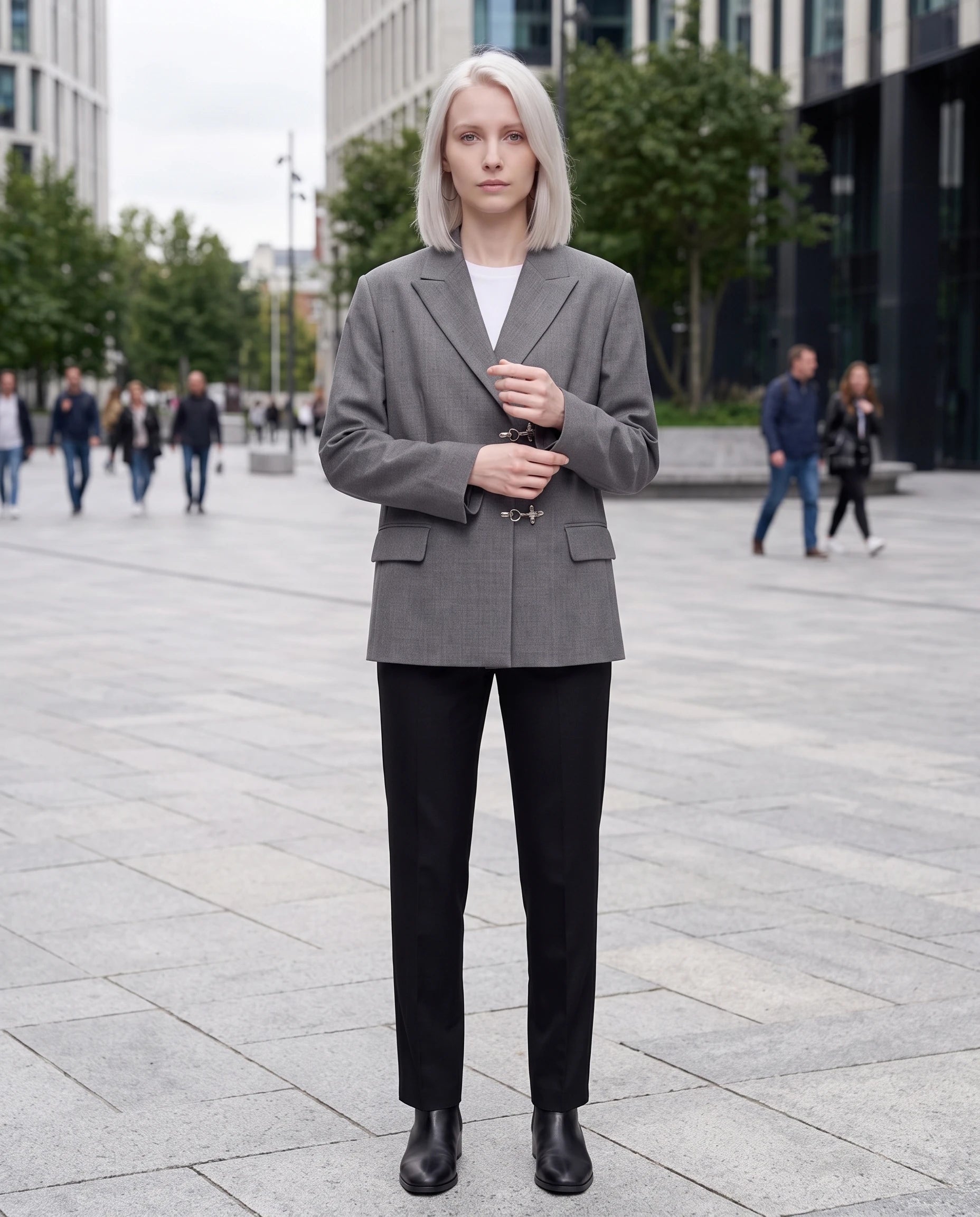 Blazer oversize gris Philippa, sur une place urbaine pavée