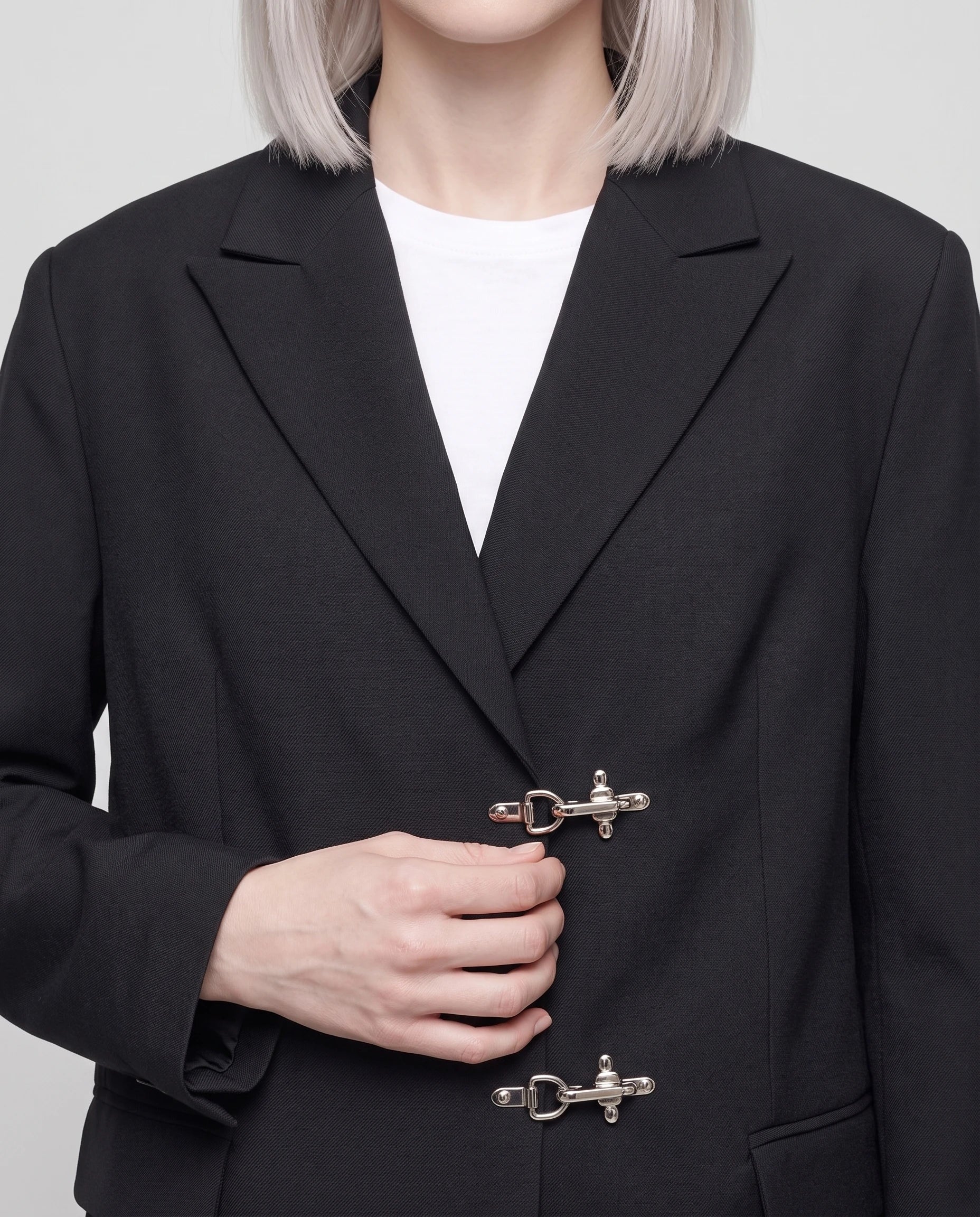 Blazer noir Philippa, détail des fermoirs pompier argentés