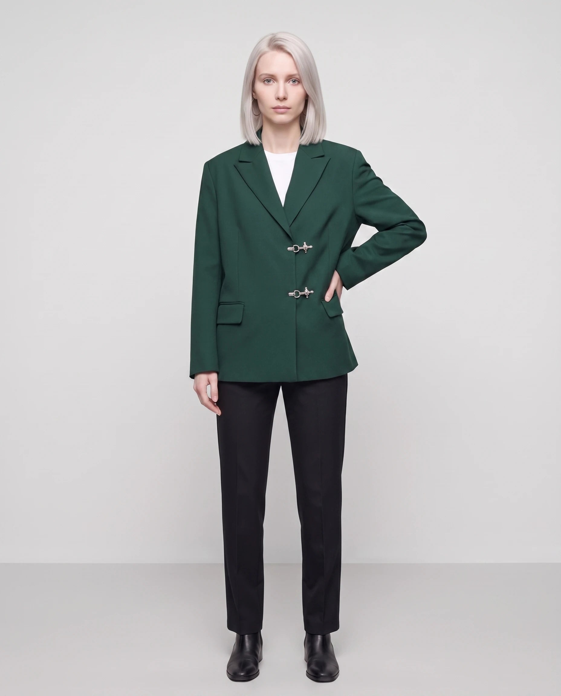 Blazer oversize à fermoirs pompier vert forêt Philippa, vue de face en studio
