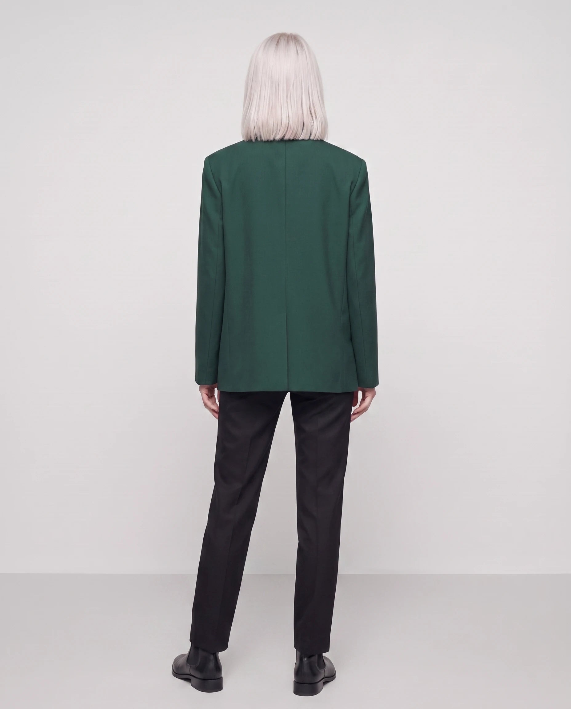 Blazer oversize vert forêt Philippa, vue de dos en studio
