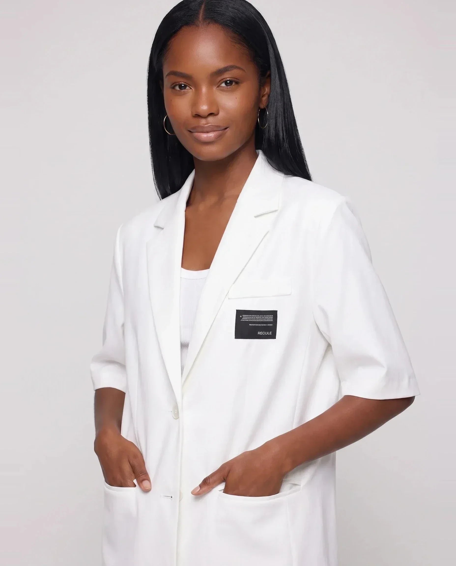 Blazer oversize à manches courtes blanc Arlette, plan rapproché en studio