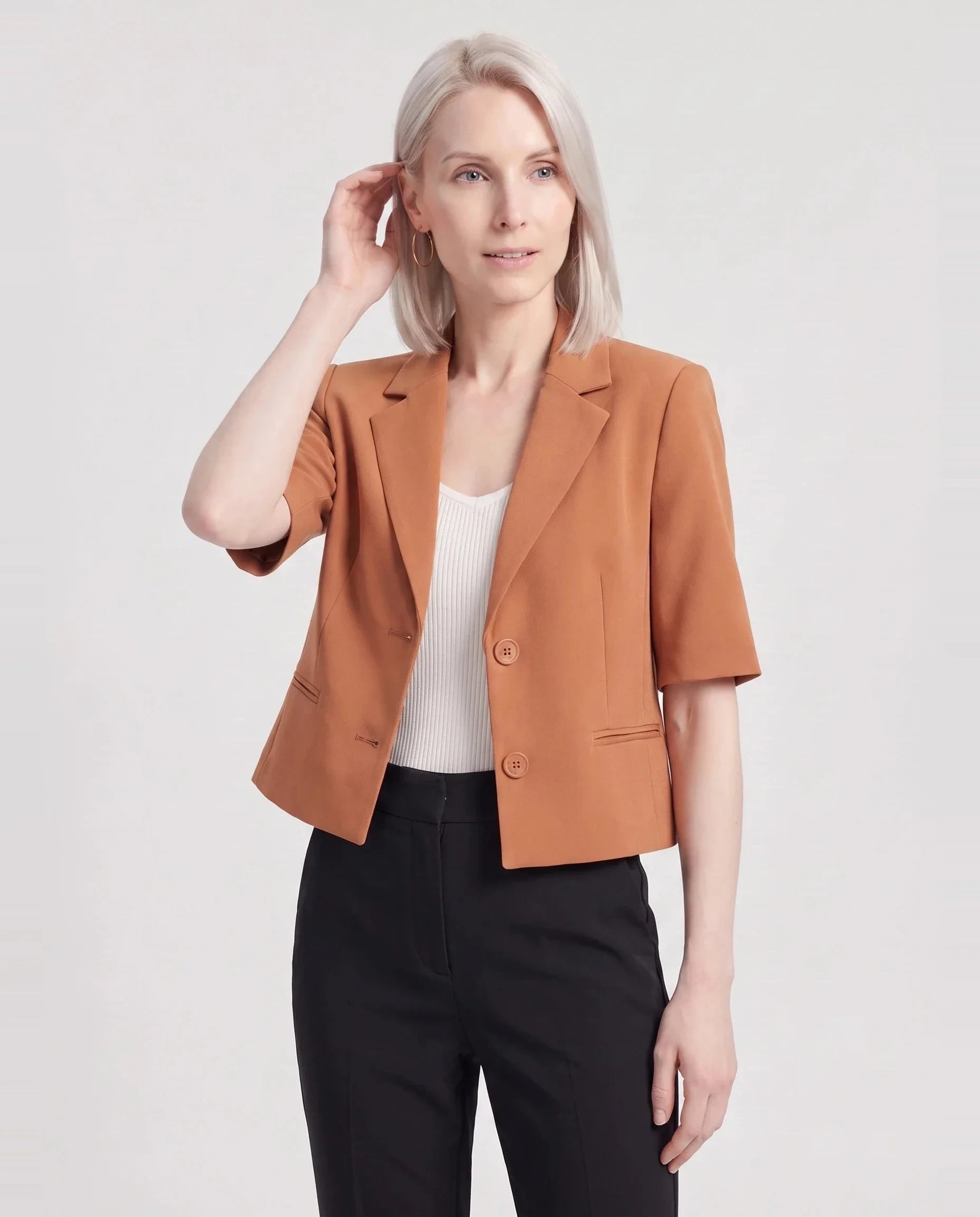 Blazer court à manches courtes caramel Violaine, plan rapproché en studio