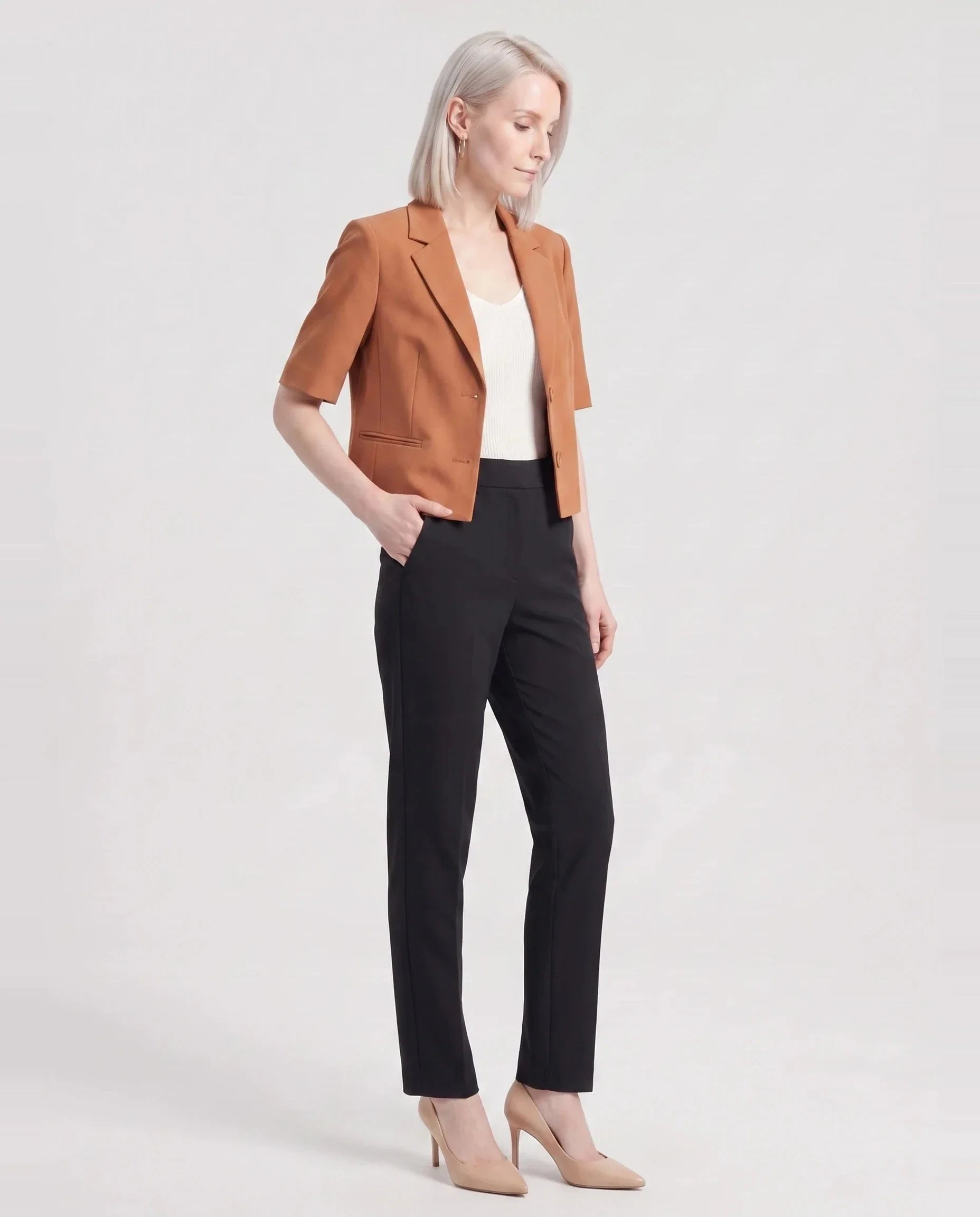 Blazer court à manches courtes caramel Violaine, vue de trois quarts en studio