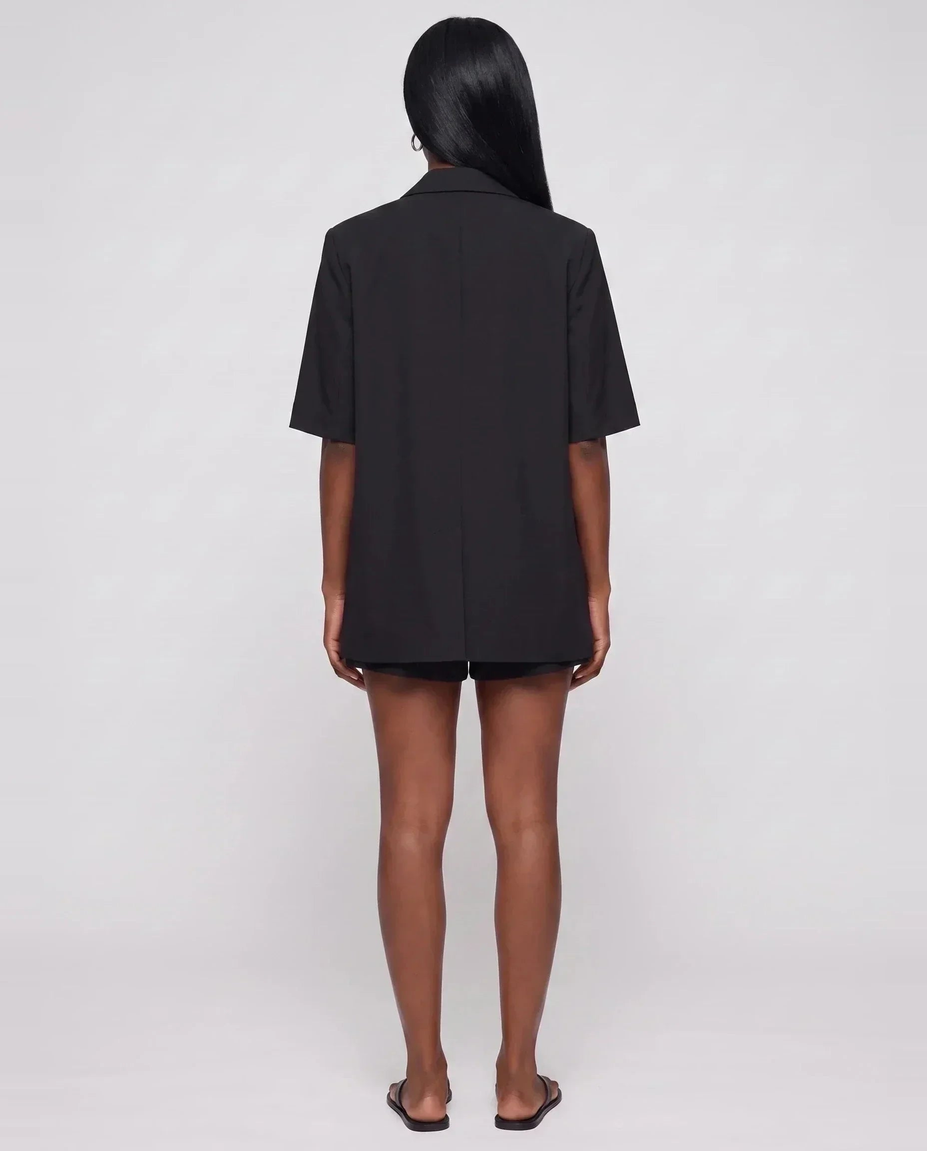 Blazer oversize à manches courtes noir Arlette, vue de dos en studio