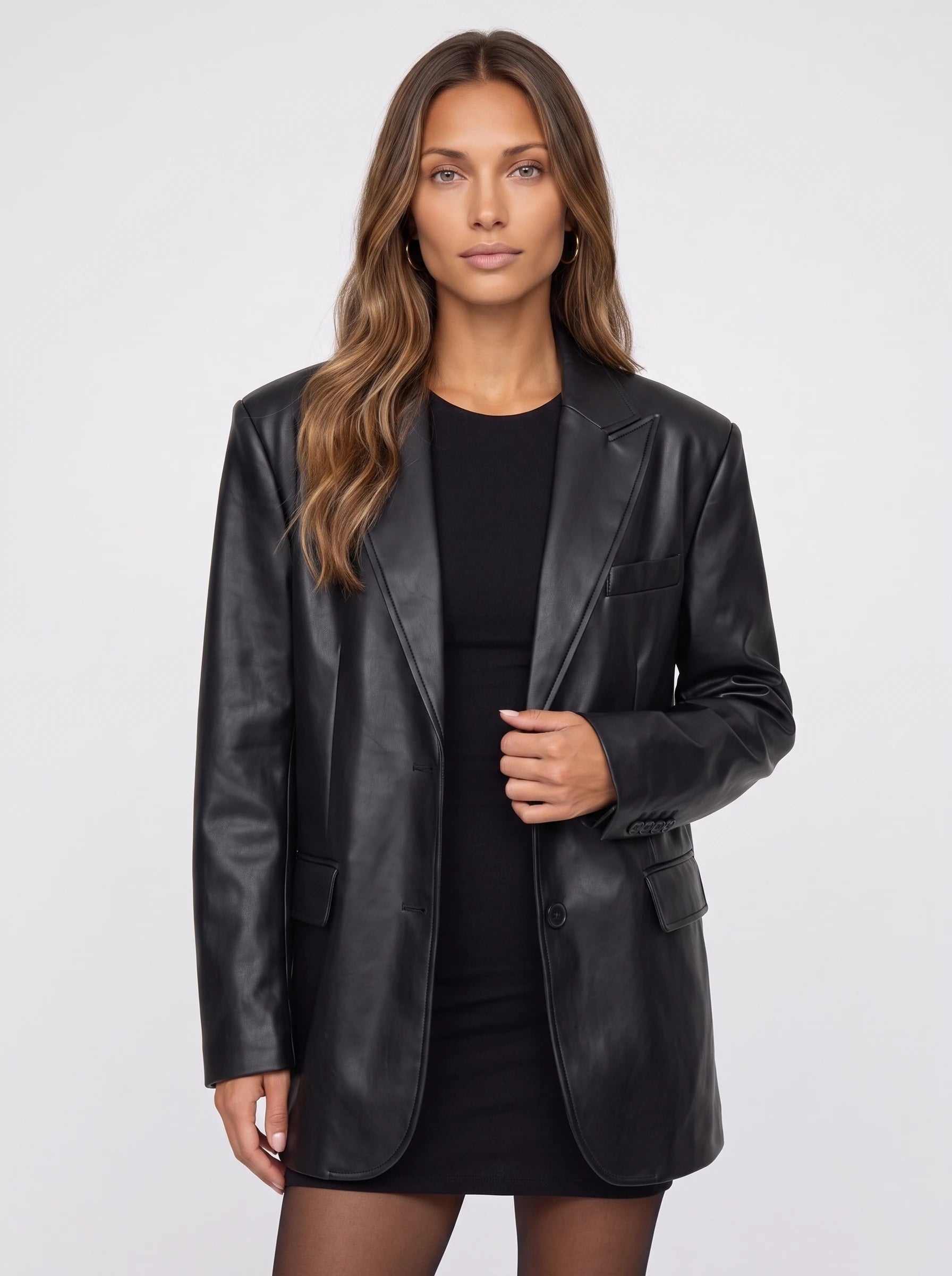 Blazer oversize effet cuir noir Aure, plan rapproché en studio