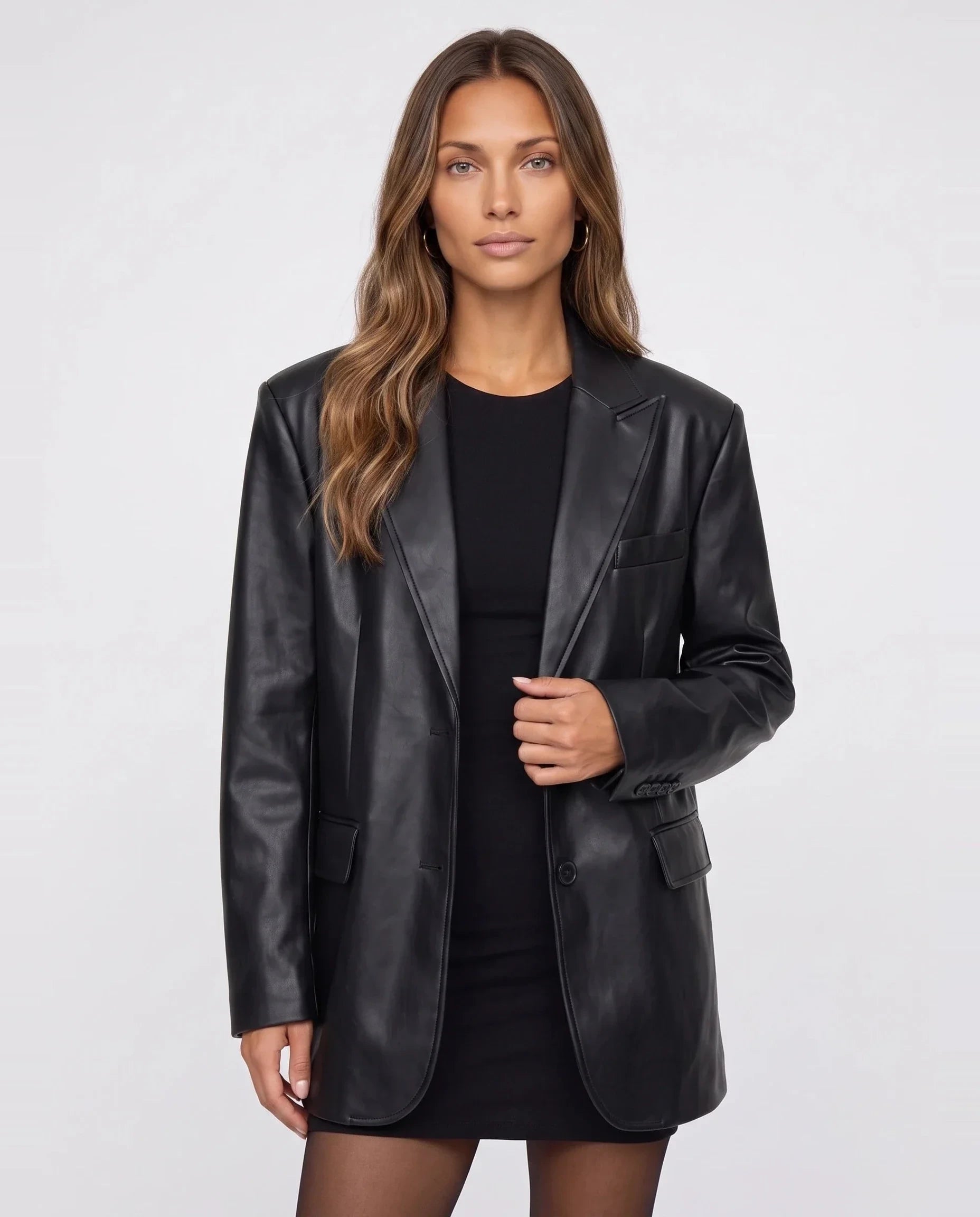 Blazer oversize effet cuir noir Aure, plan rapproché en studio