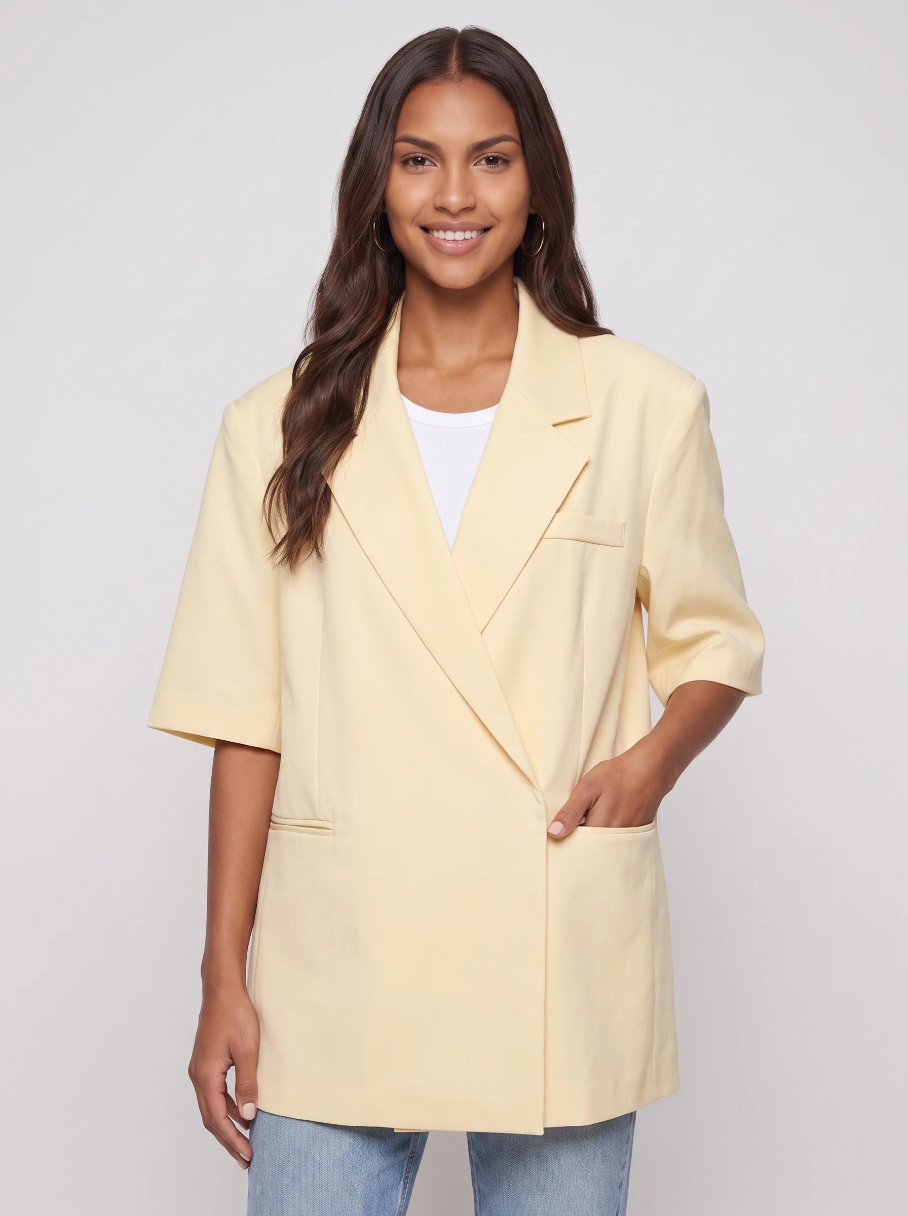 Blazer oversize croisé à manches courtes jaune pâle Fleurette, plan rapproché en studio