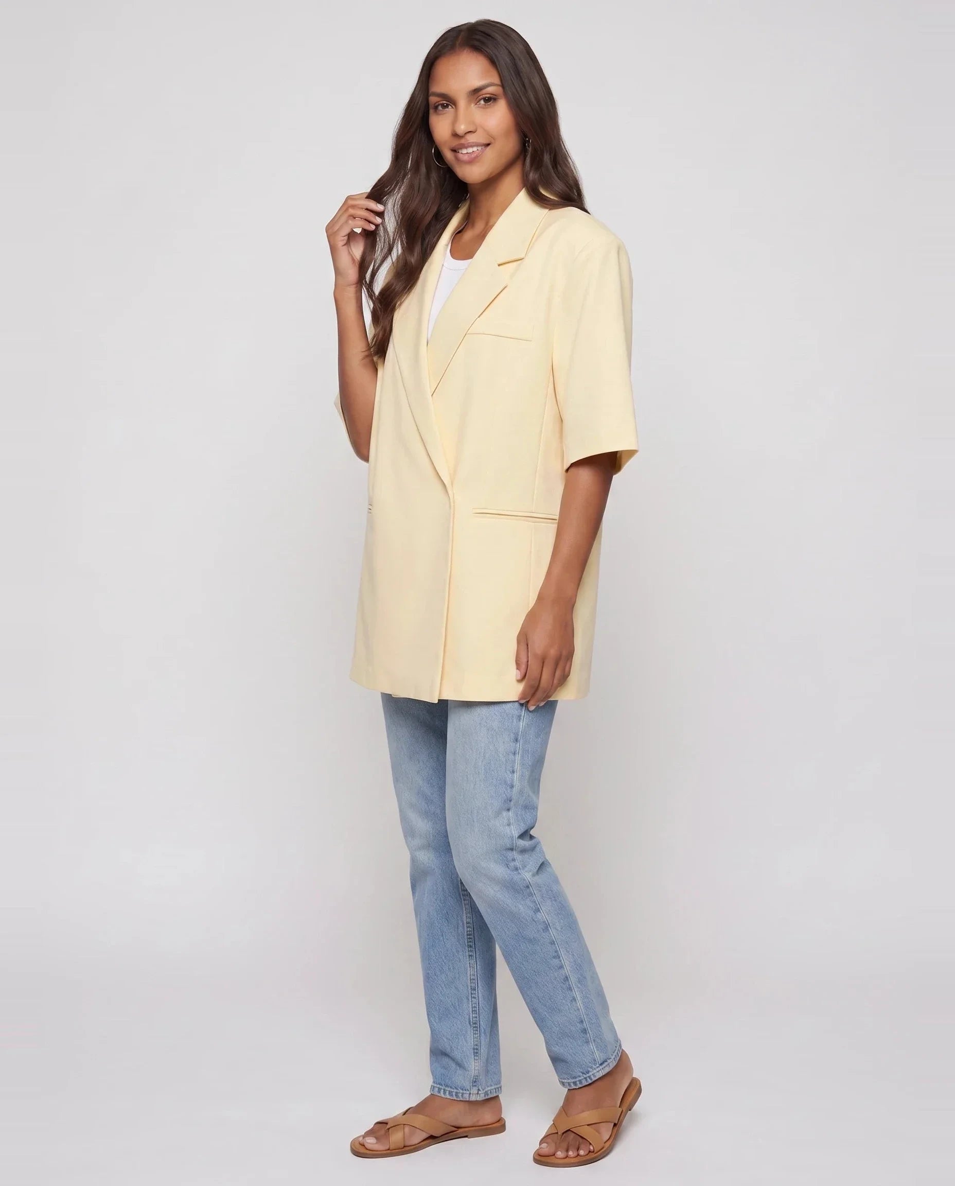 Blazer oversize croisé à manches courtes jaune pâle Fleurette, vue de trois quarts en studio