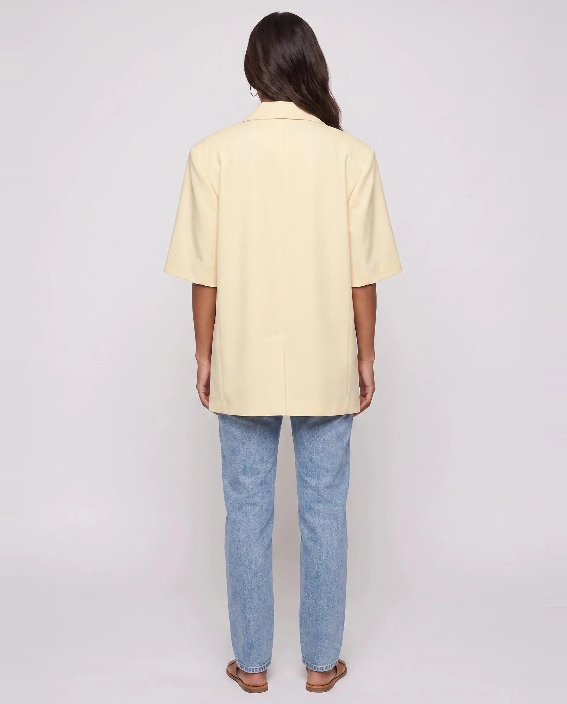 Blazer oversize croisé à manches courtes jaune pâle Fleurette, vue de dos en studio