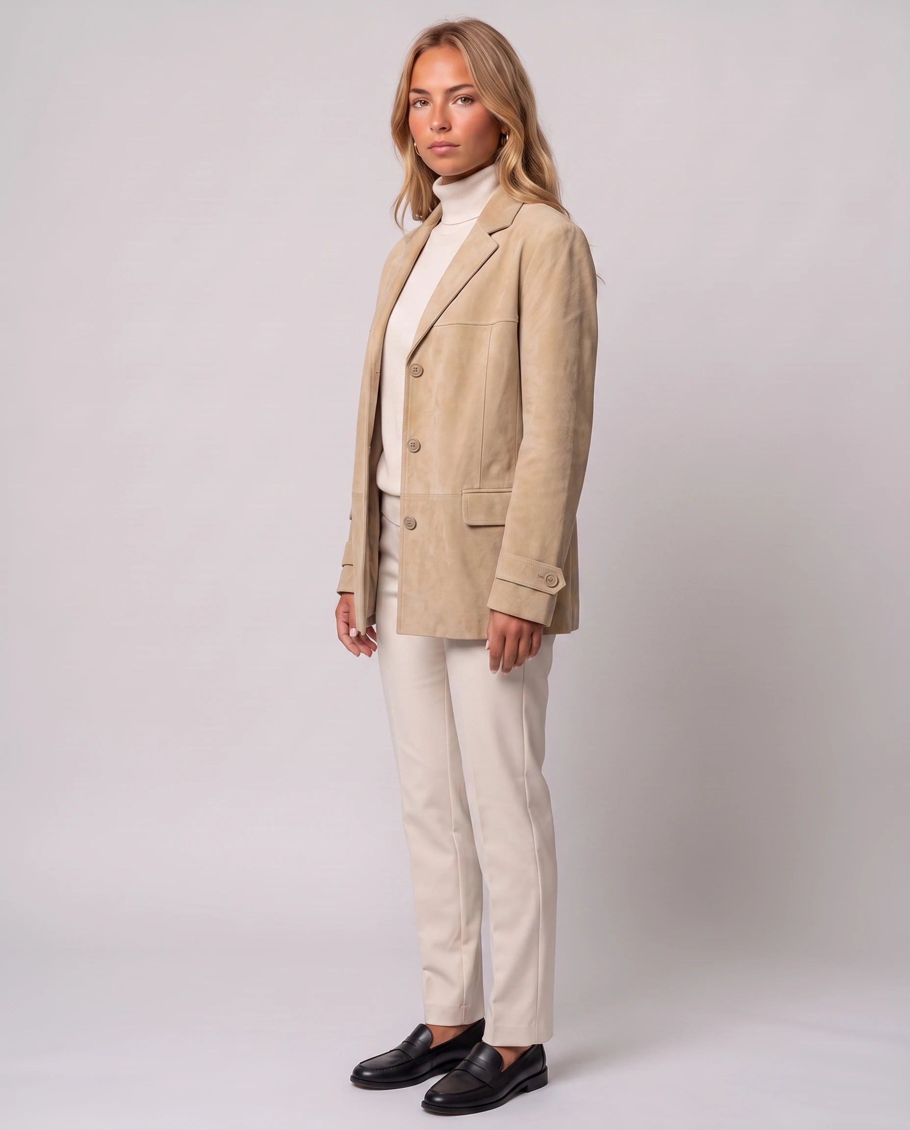 Blazer en suédine beige Prisca, vue de trois quarts en studio