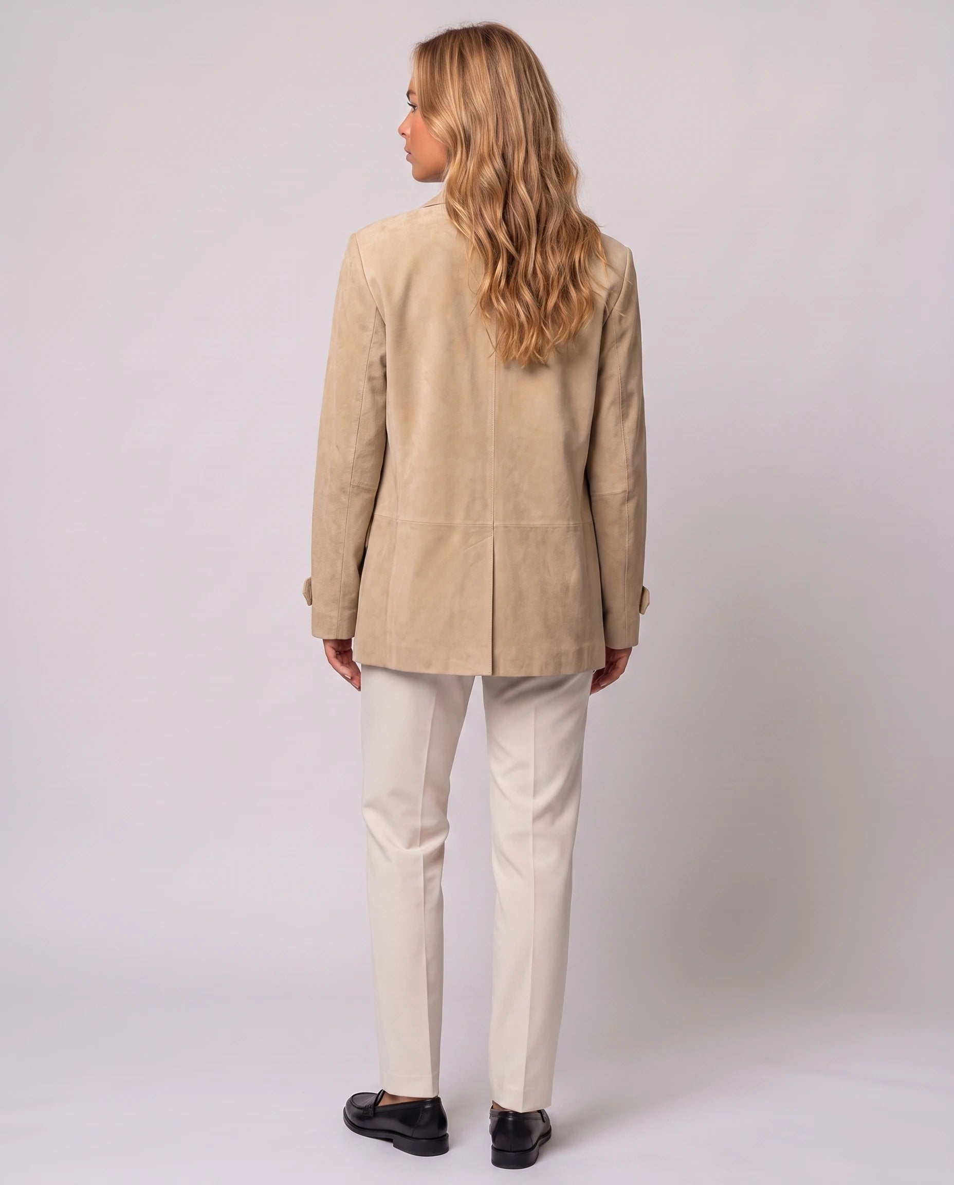 Blazer en suédine beige Prisca, vue de dos en studio