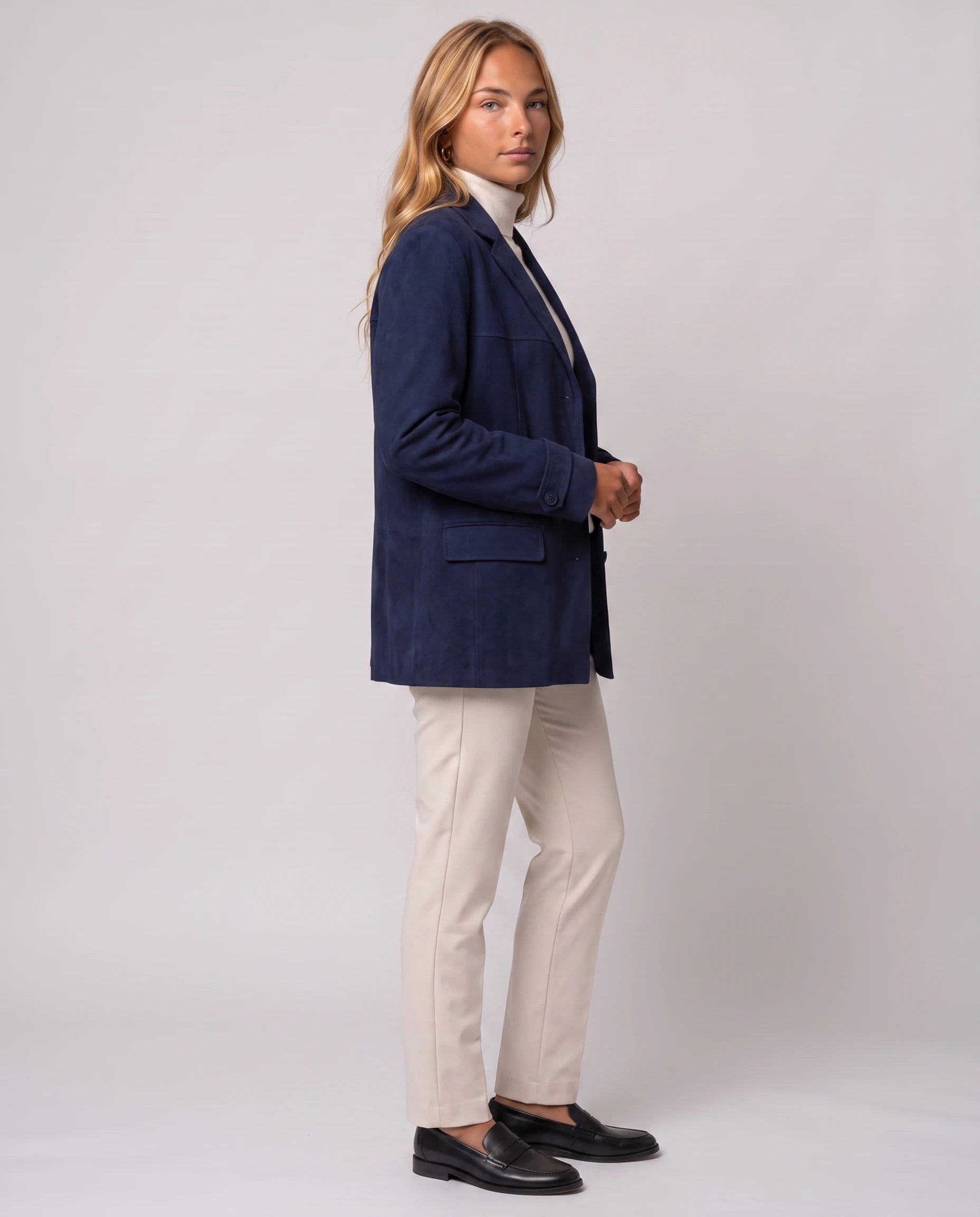 Blazer en suédine bleu marine Prisca, vue de trois quarts en studio