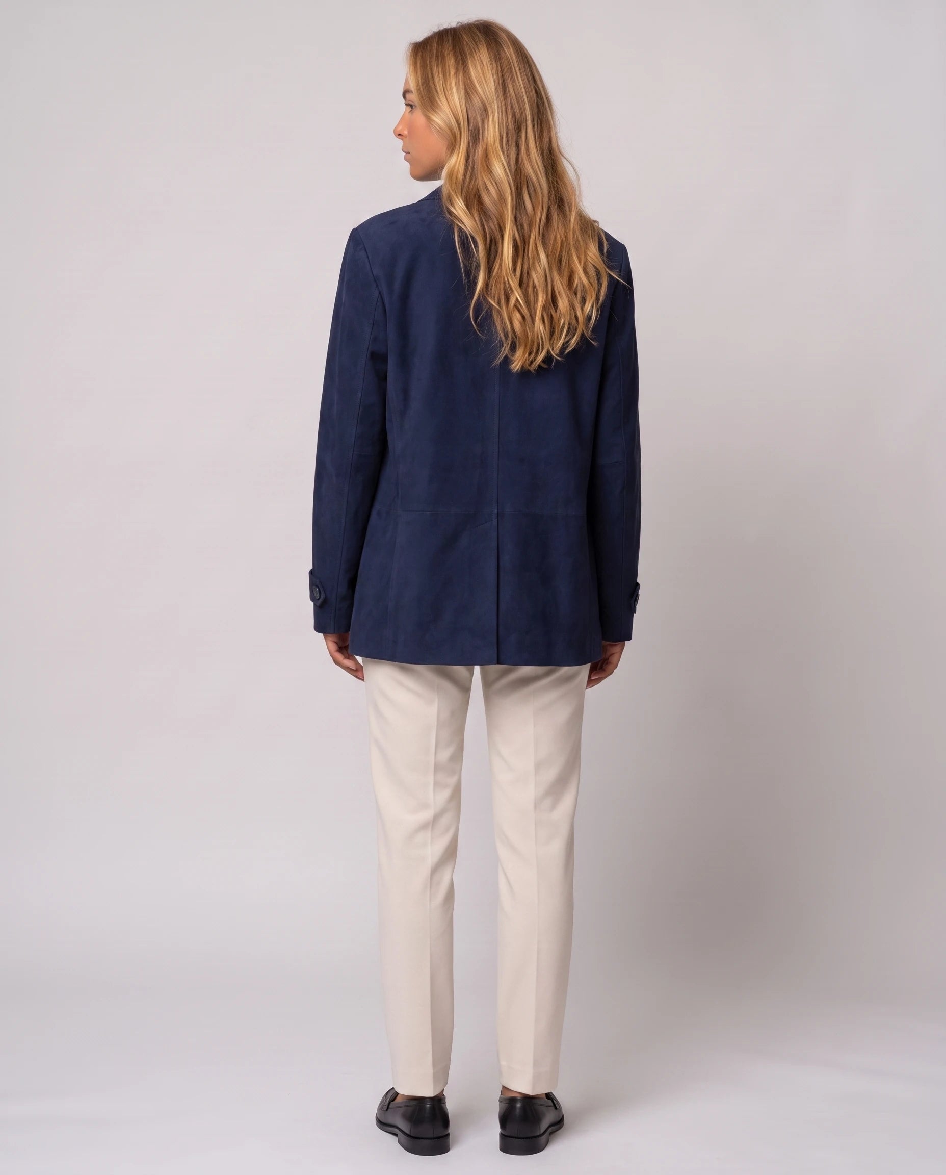 Blazer en suédine bleu marine Prisca, vue de dos en studio