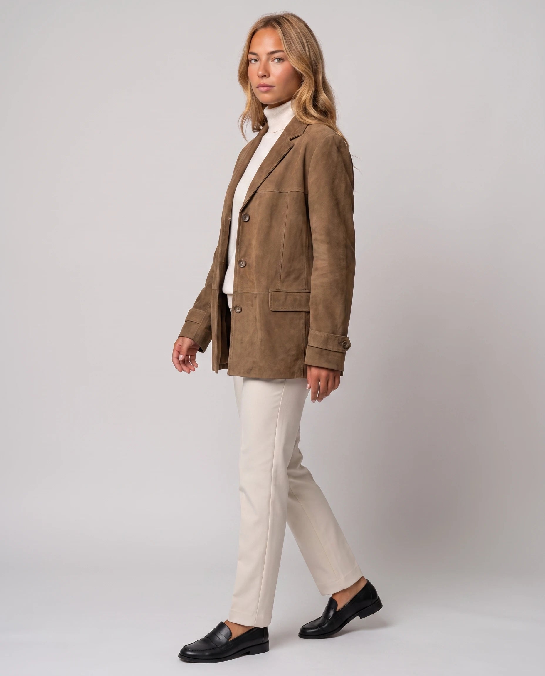 Blazer en suédine camel Prisca, vue de trois quarts en studio