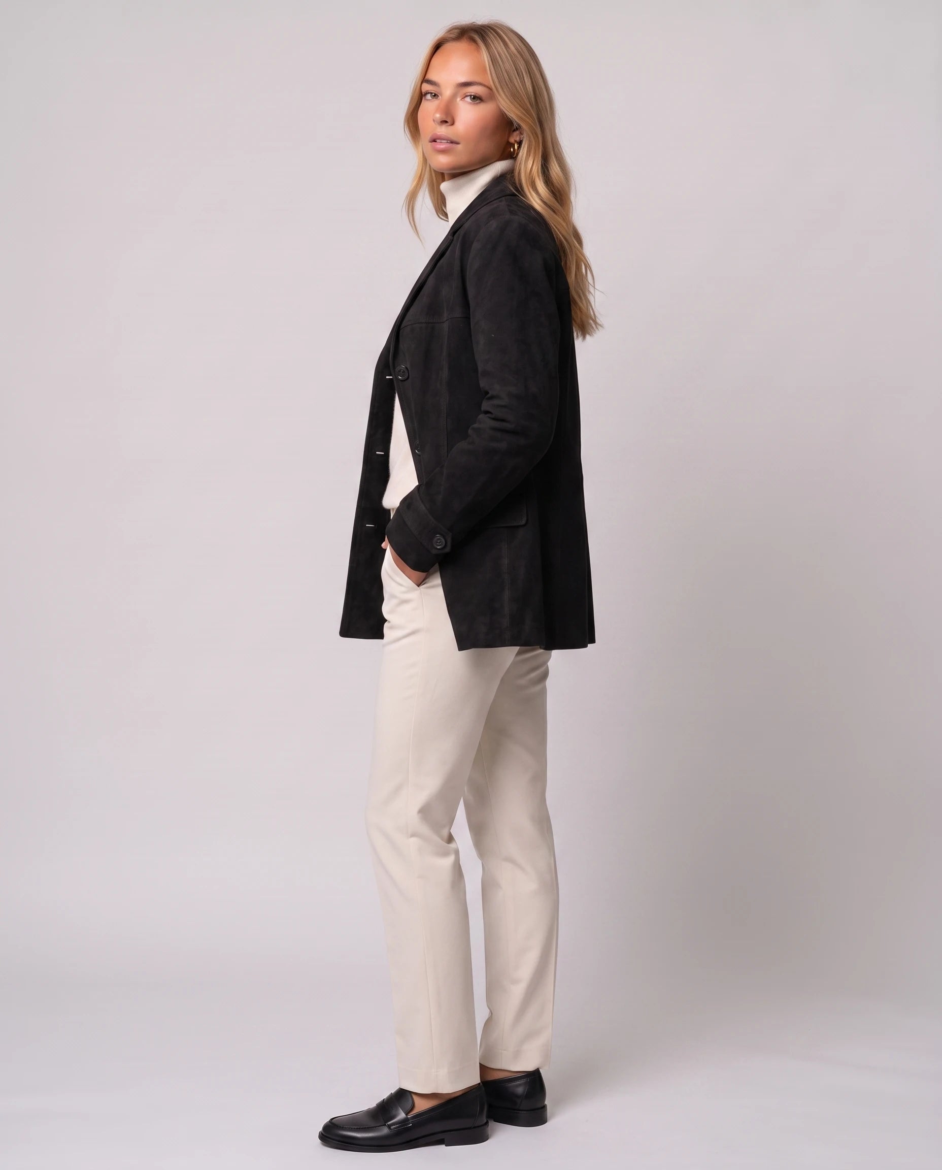 Blazer en suédine noir Prisca, vue de trois quarts en studio