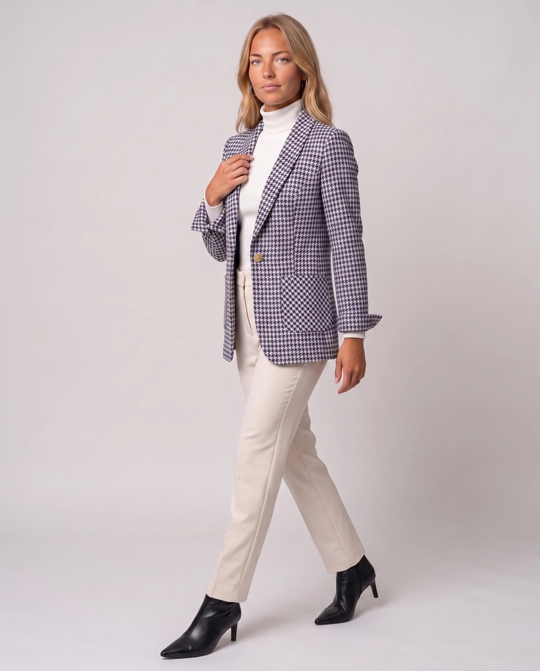 Blazer cintré en pied-de-poule bleu marine Émilienne, vue de trois quarts en studio