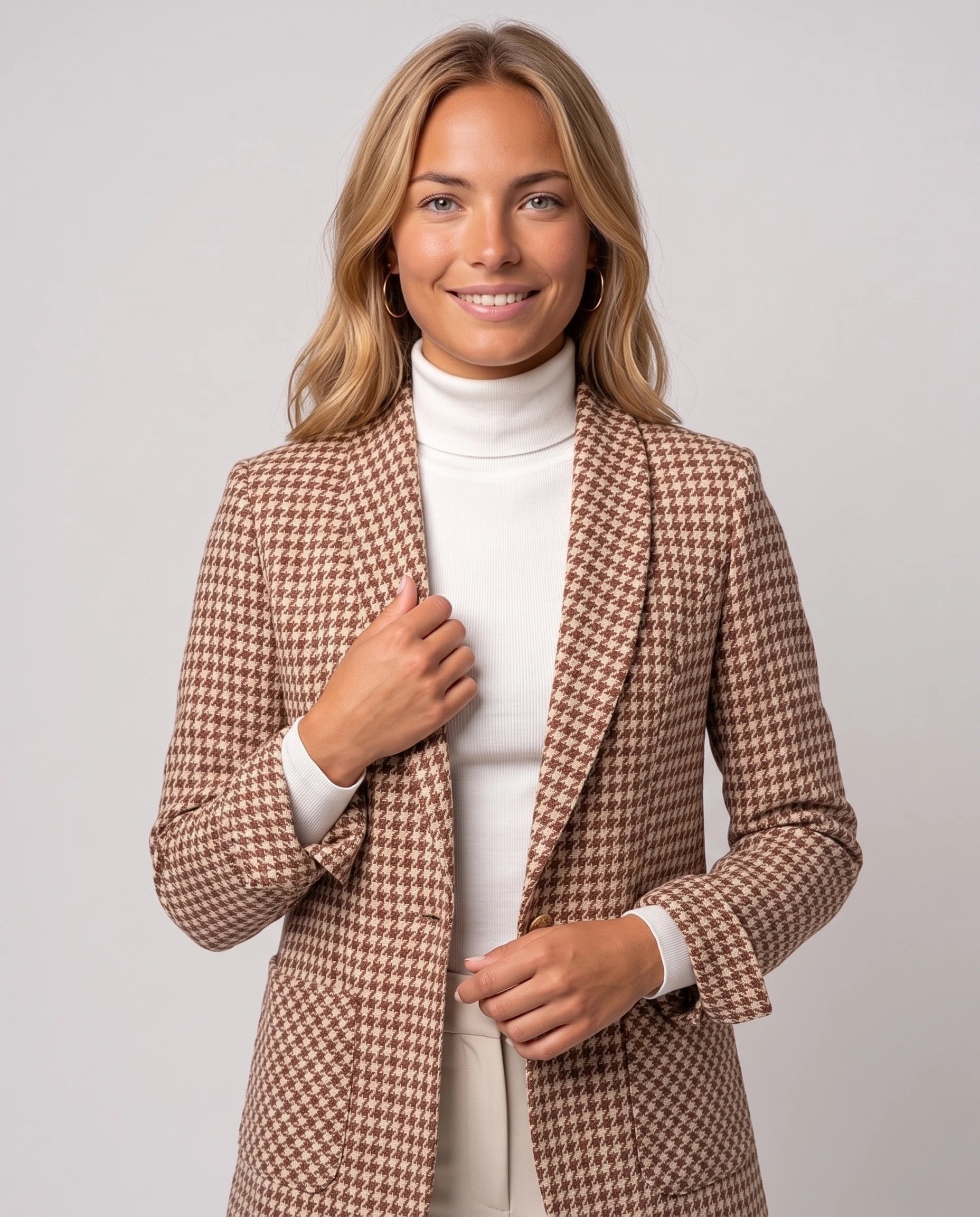 Blazer cintré en pied-de-poule marron Émilienne, plan rapproché en studio
