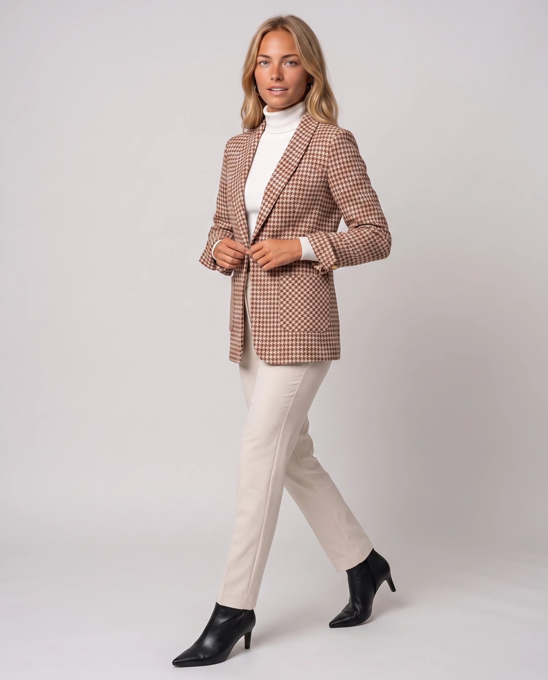Blazer cintré en pied-de-poule marron Émilienne, vue de trois quarts en studio