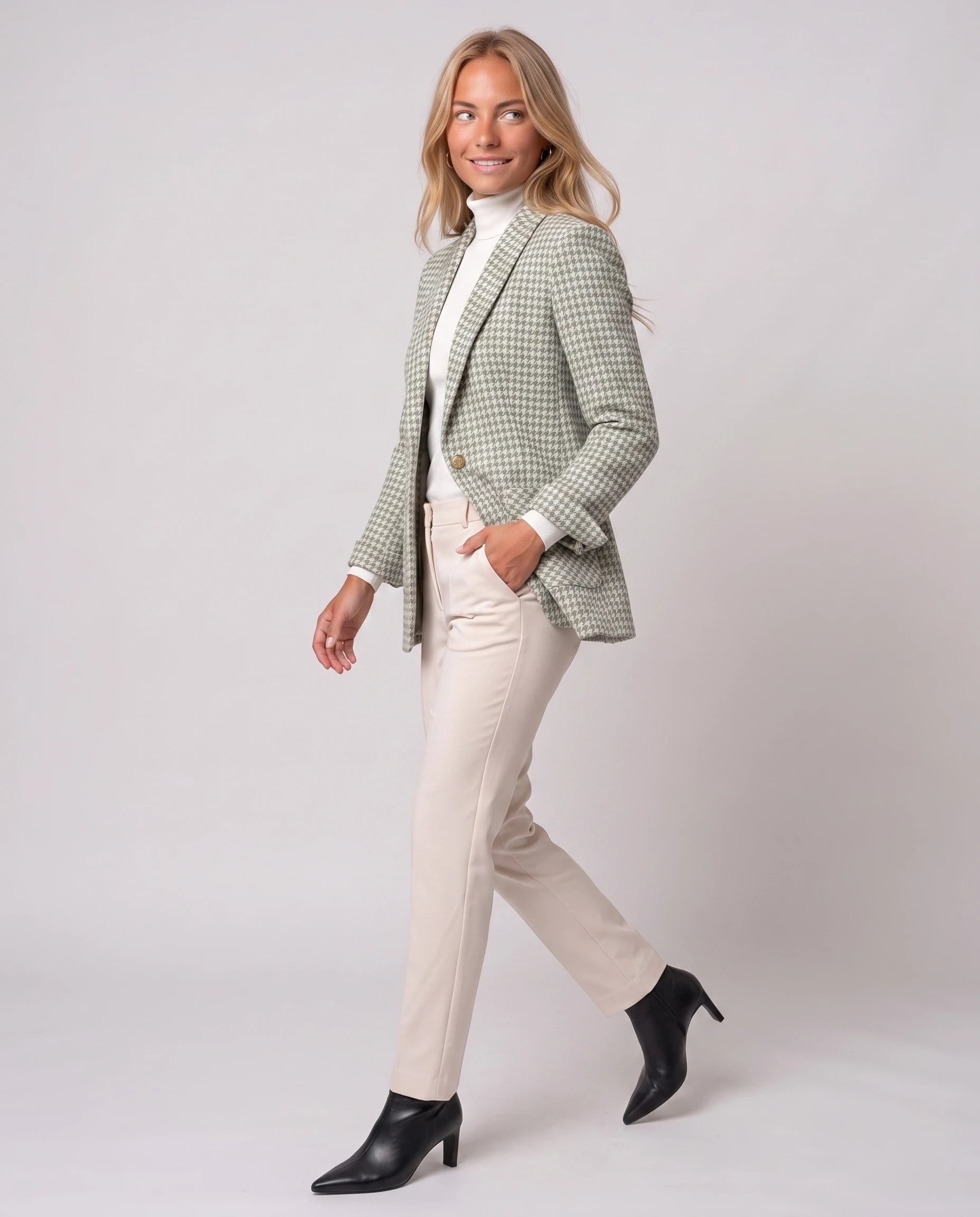 Blazer cintré en pied-de-poule vert Émilienne, vue de trois quarts en studio