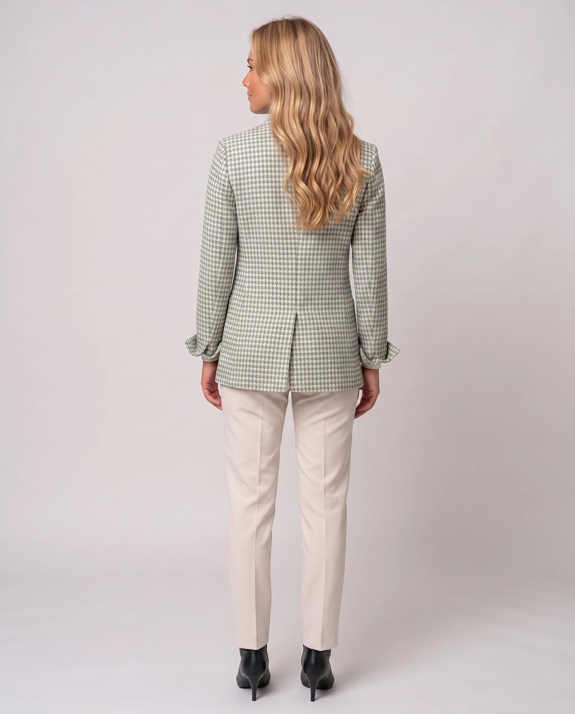 Blazer cintré en pied-de-poule vert Émilienne, vue de dos en studio