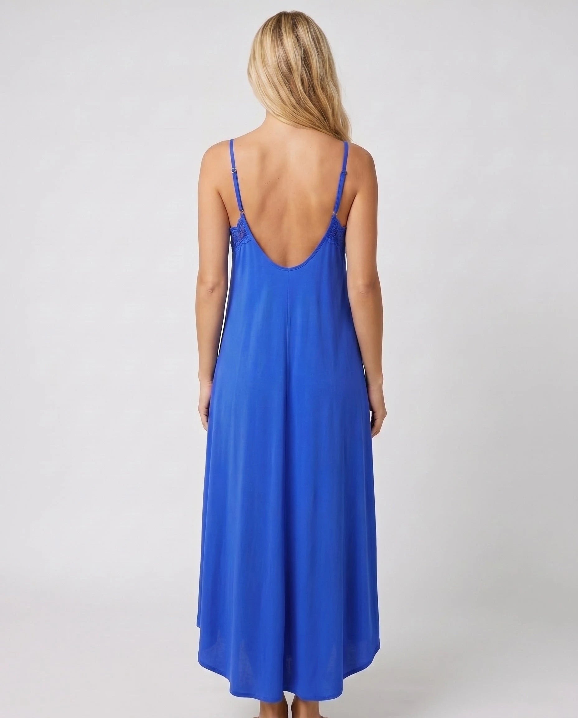 Robe longue dentelle bleu cobalt studio dos nu