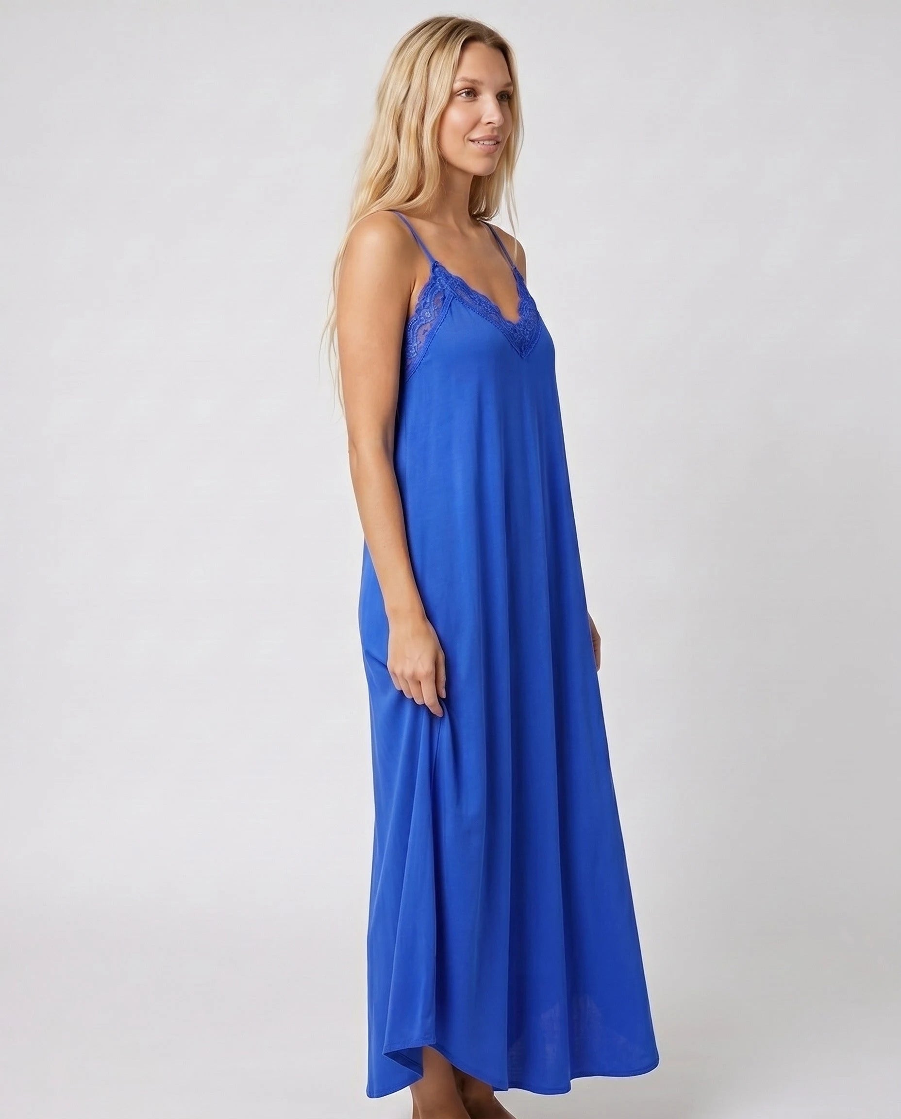 Robe longue dentelle bleu cobalt studio trois-quart
