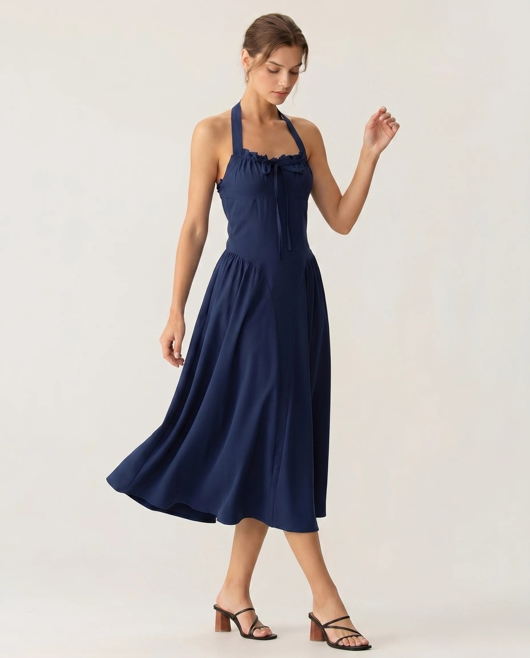 Robe midi bleu marine Joséphine — plein pied marche