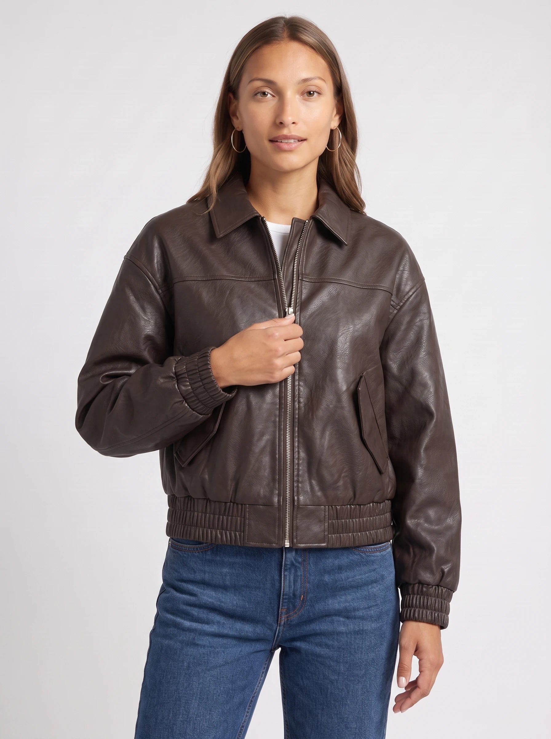 Blouson zippé effet cuir café Pomeline, plan rapproché en studio