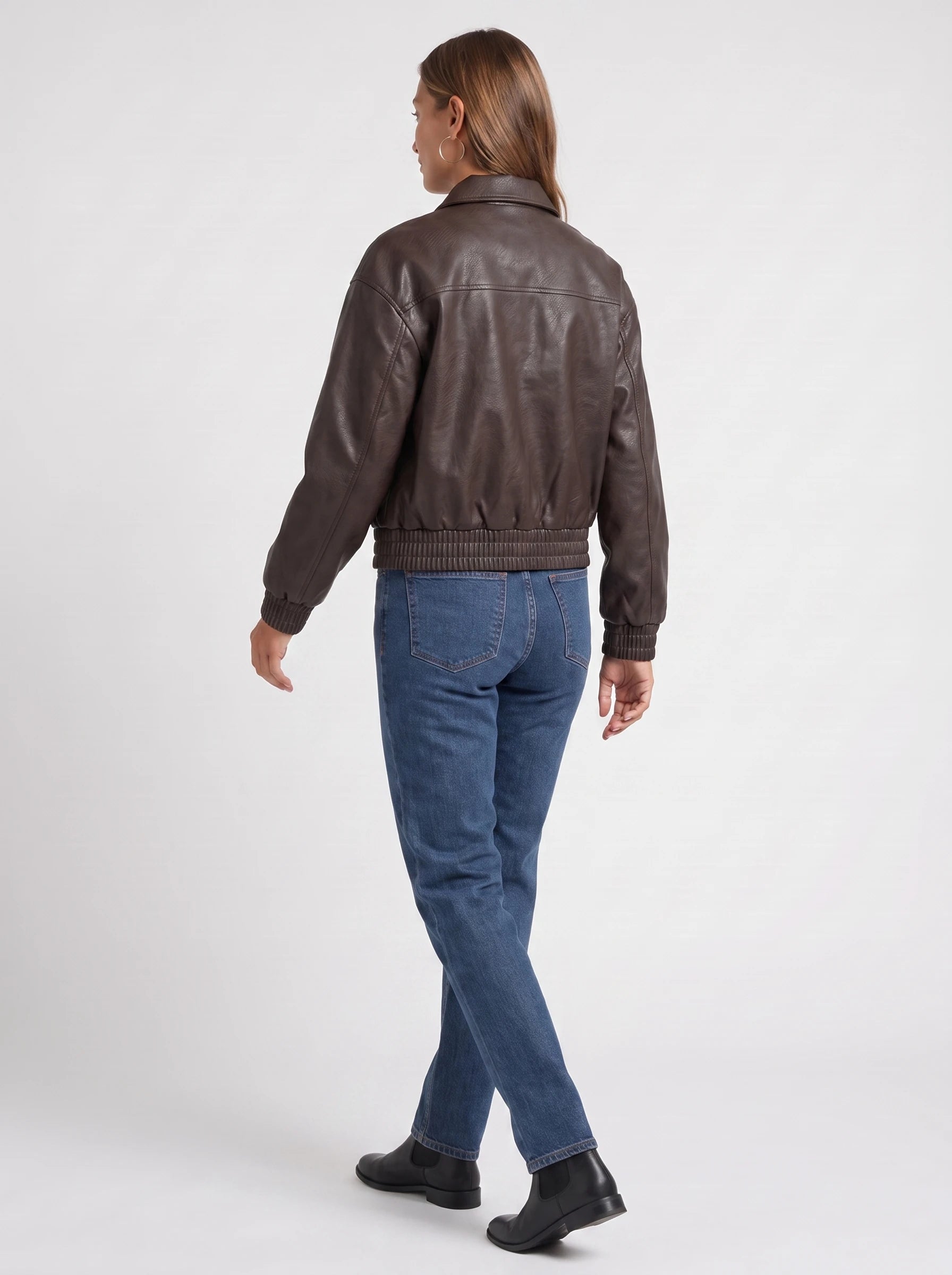 Blouson zippé effet cuir café Pomeline, vue de dos en studio