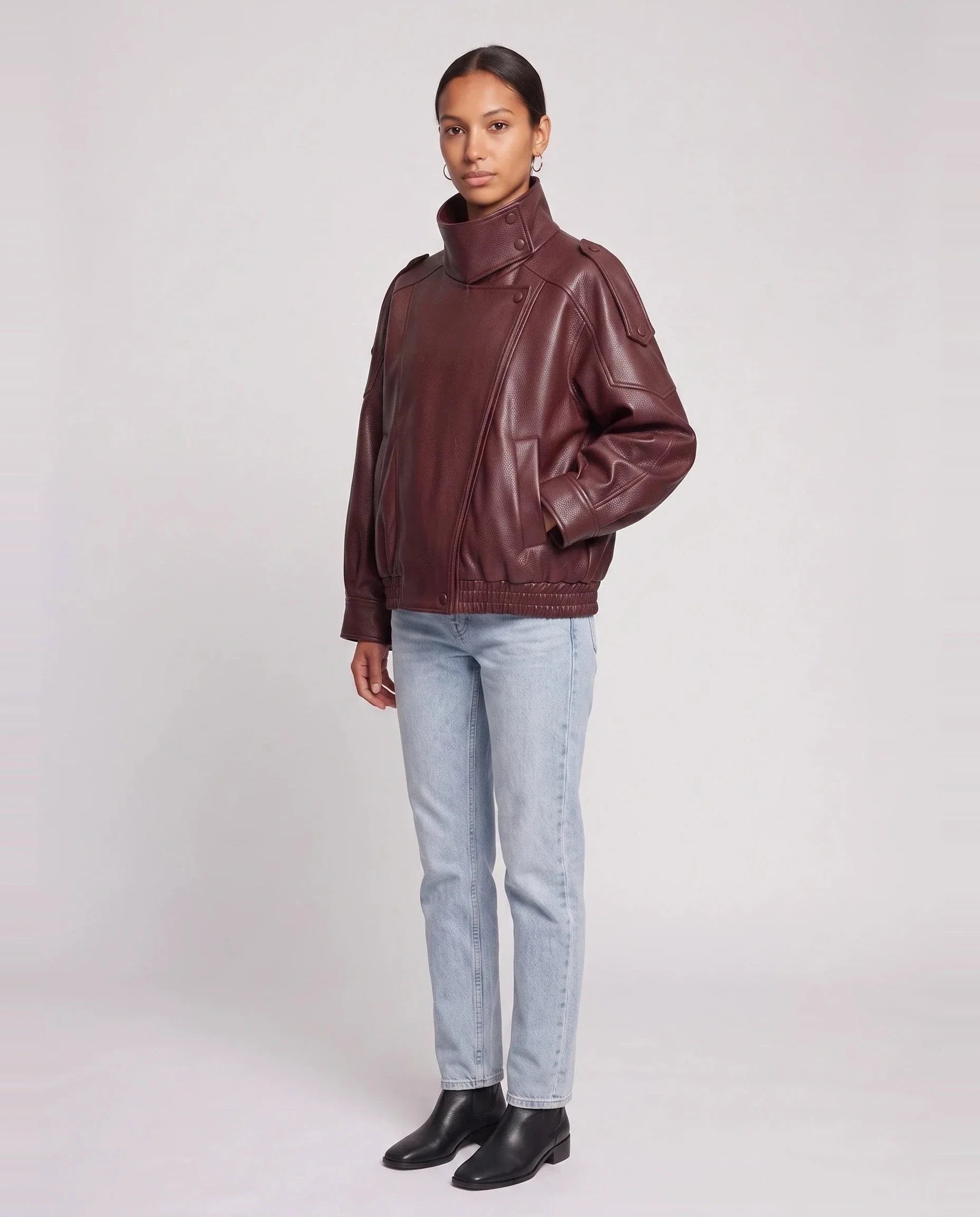 Blouson effet cuir à col montant bordeaux Léocadie, vue de trois quarts en studio