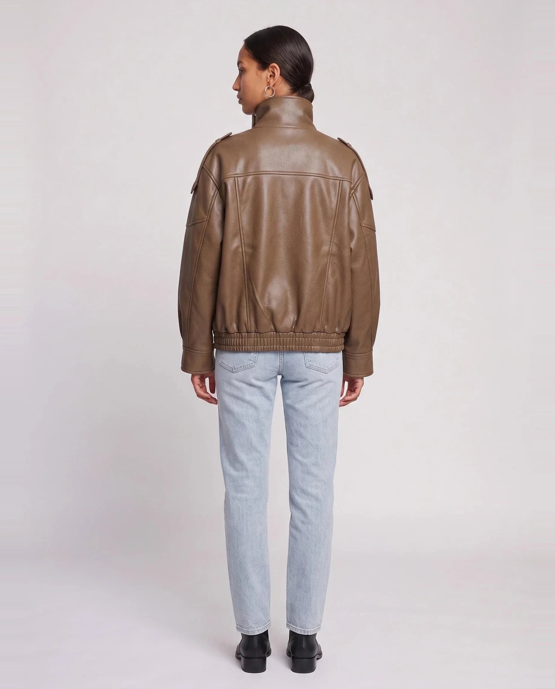 Blouson effet cuir à col montant camel Léocadie, vue de dos en studio