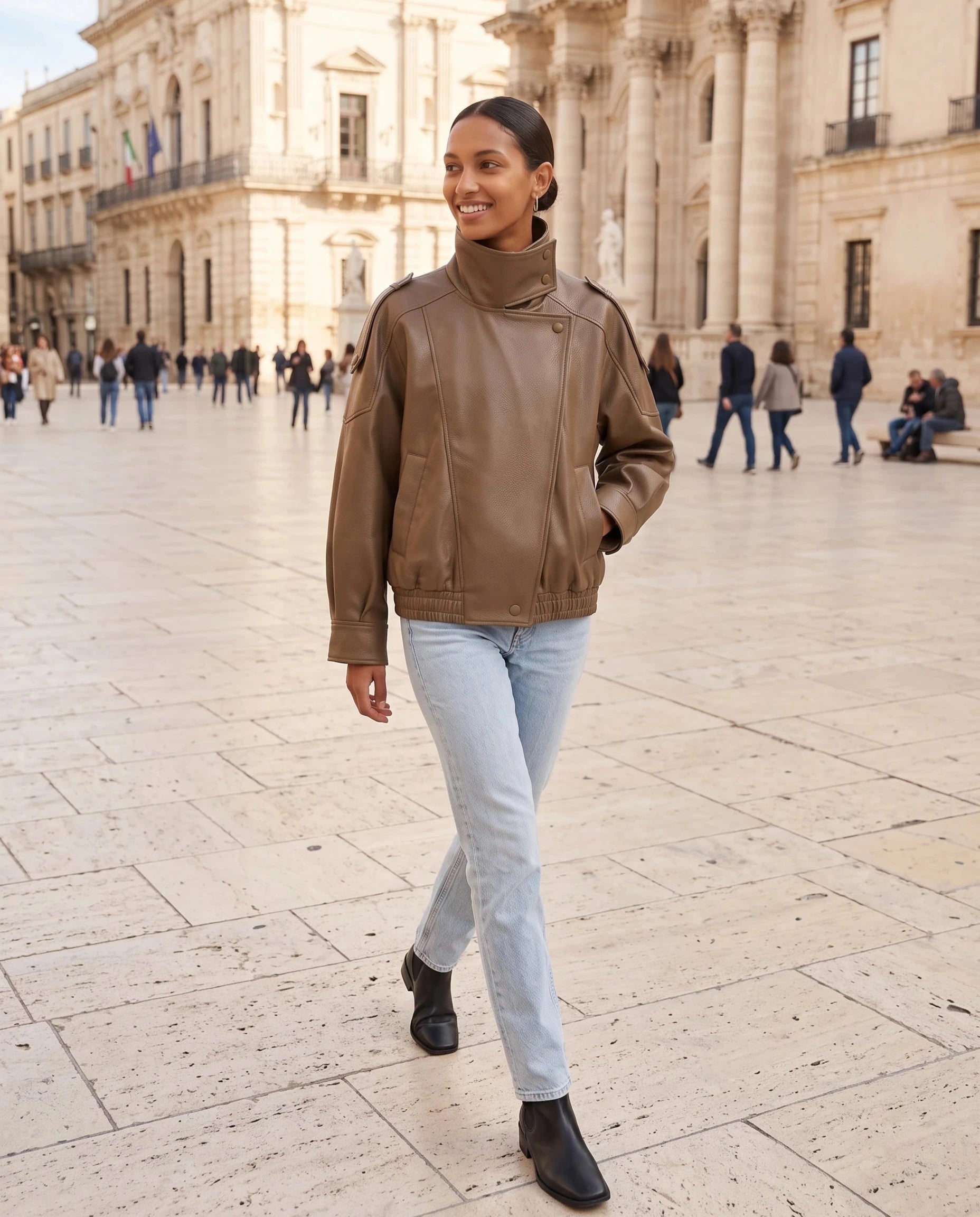 Blouson effet cuir camel Léocadie, porté sur une place ensoleillée