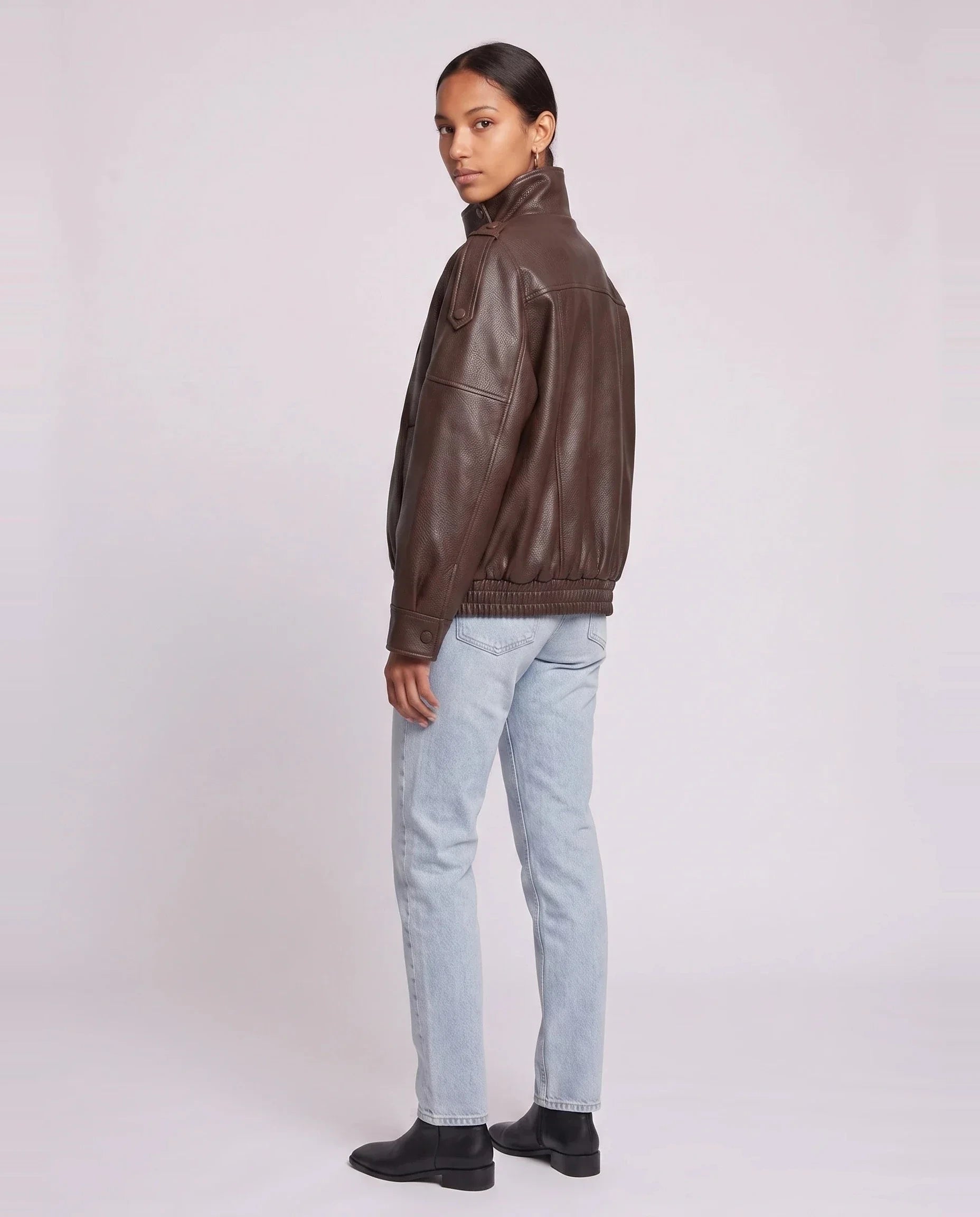 Blouson effet cuir à col montant marron Léocadie, vue de trois quarts en studio