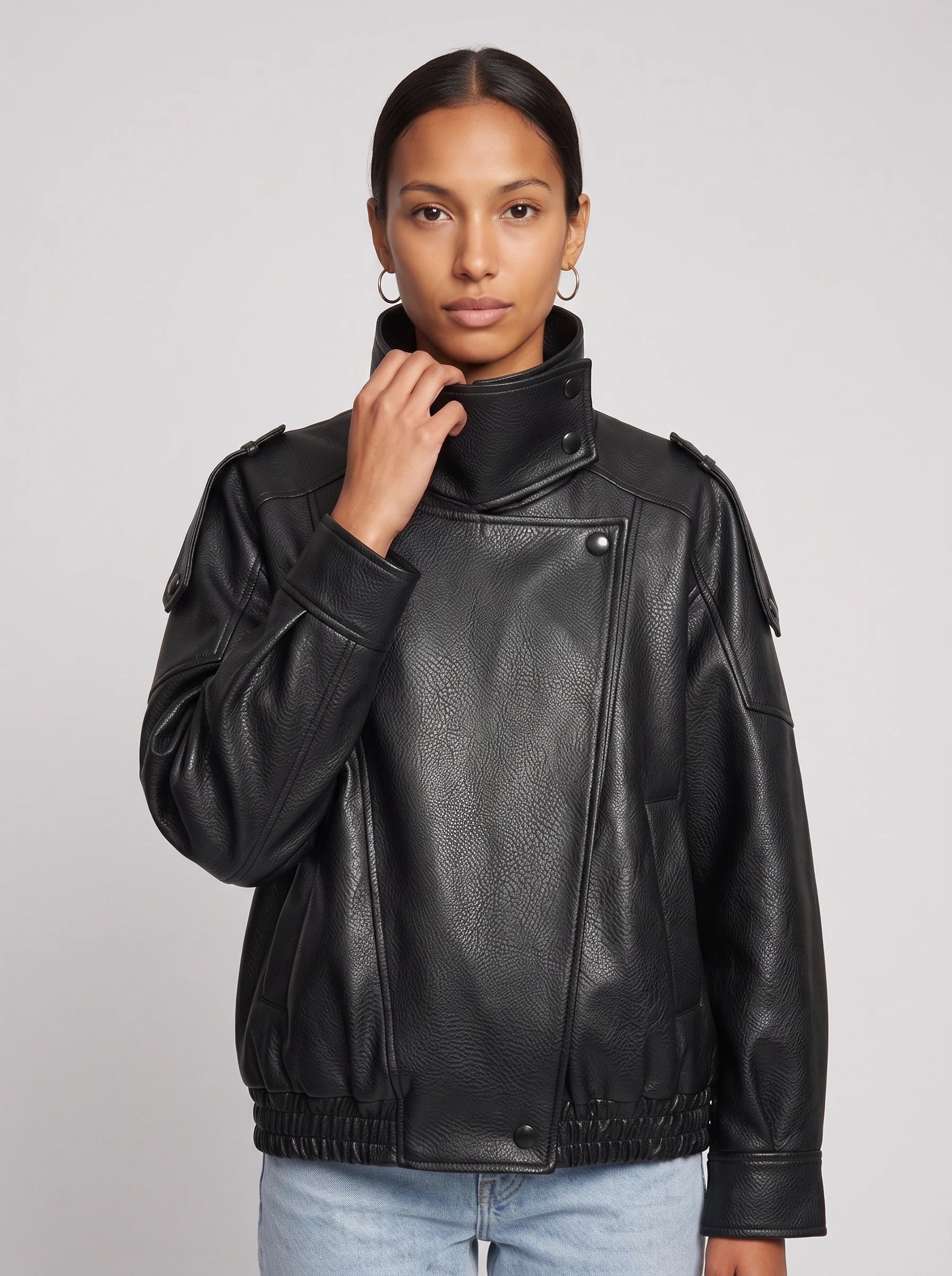 Blouson effet cuir à col montant noir Léocadie, plan rapproché en studio