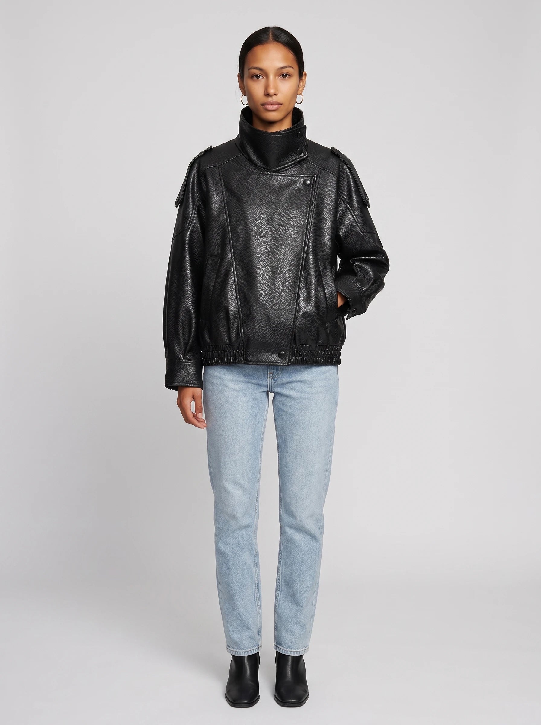 Blouson effet cuir à col montant noir Léocadie, vue de face en studio