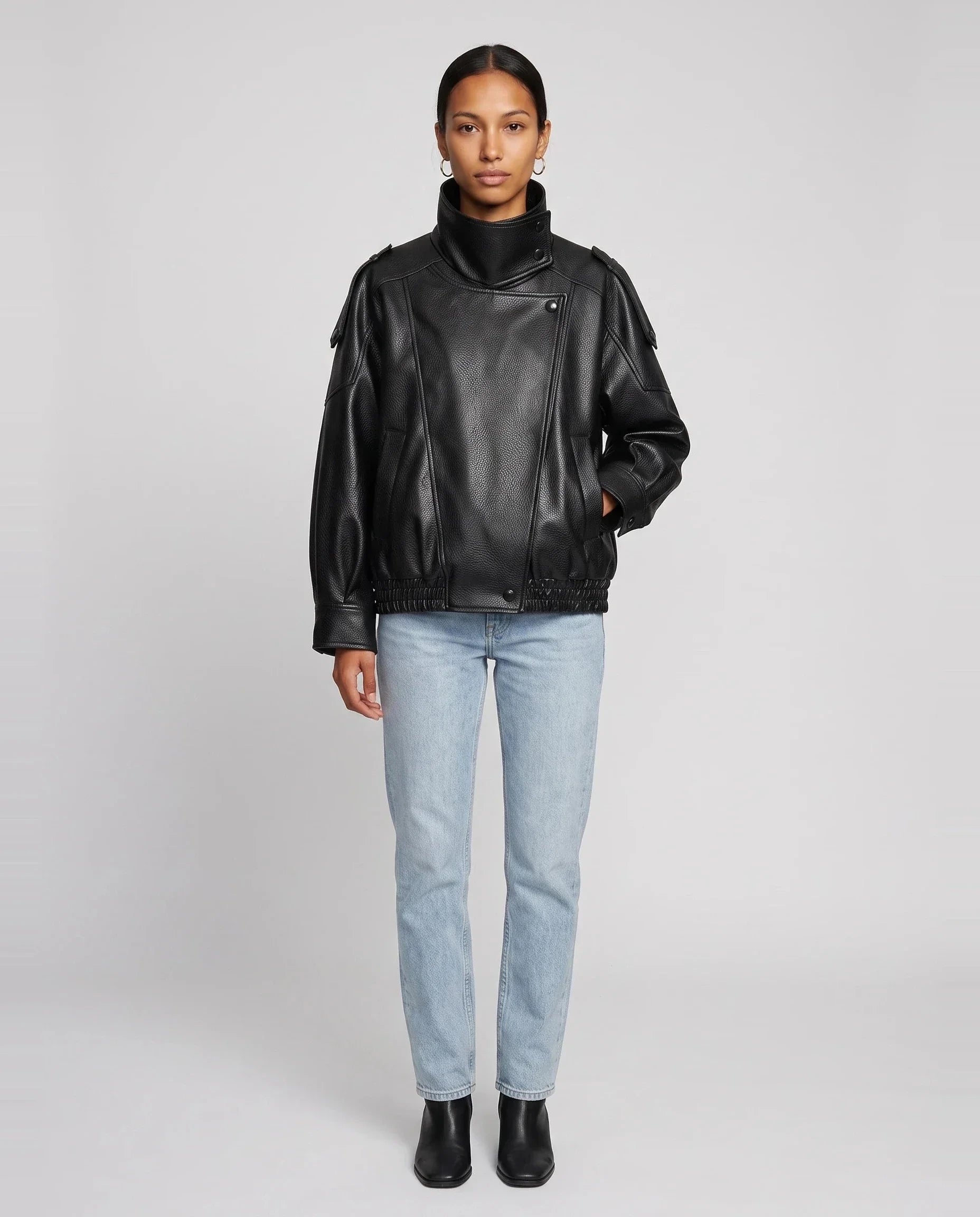 Blouson effet cuir à col montant noir Léocadie, vue de face en studio