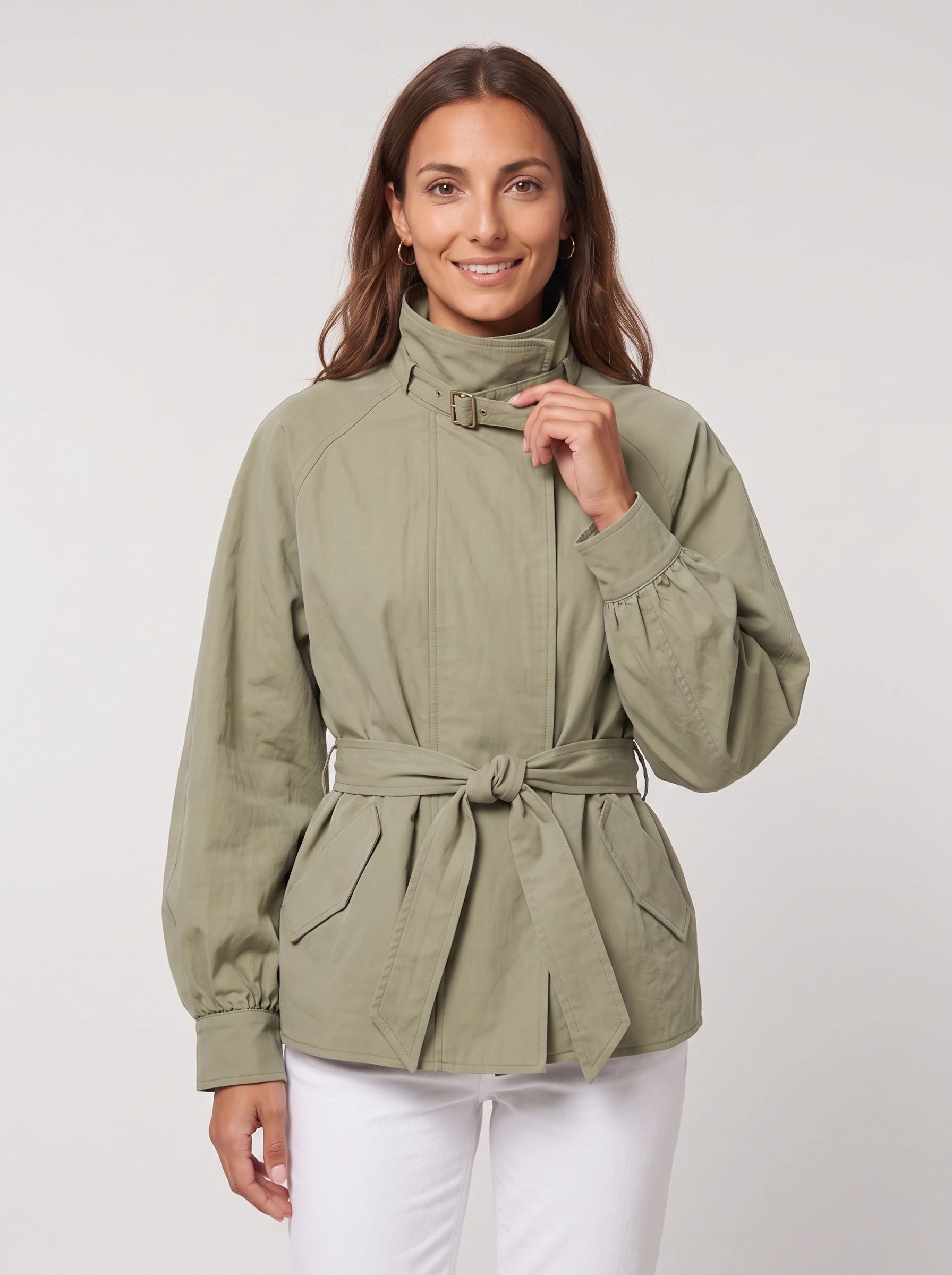 Blouson fluide ceinturé à col montant vert sauge Charline, plan rapproché en studio