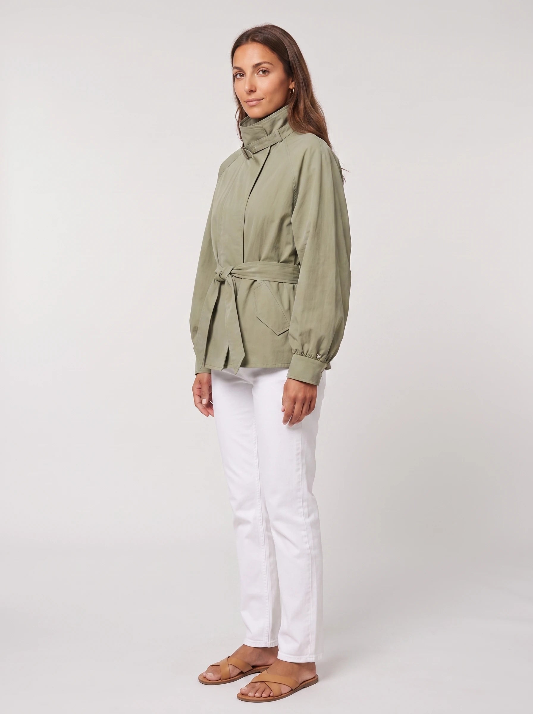 Blouson fluide ceinturé à col montant vert sauge Charline, vue de trois quarts en studio