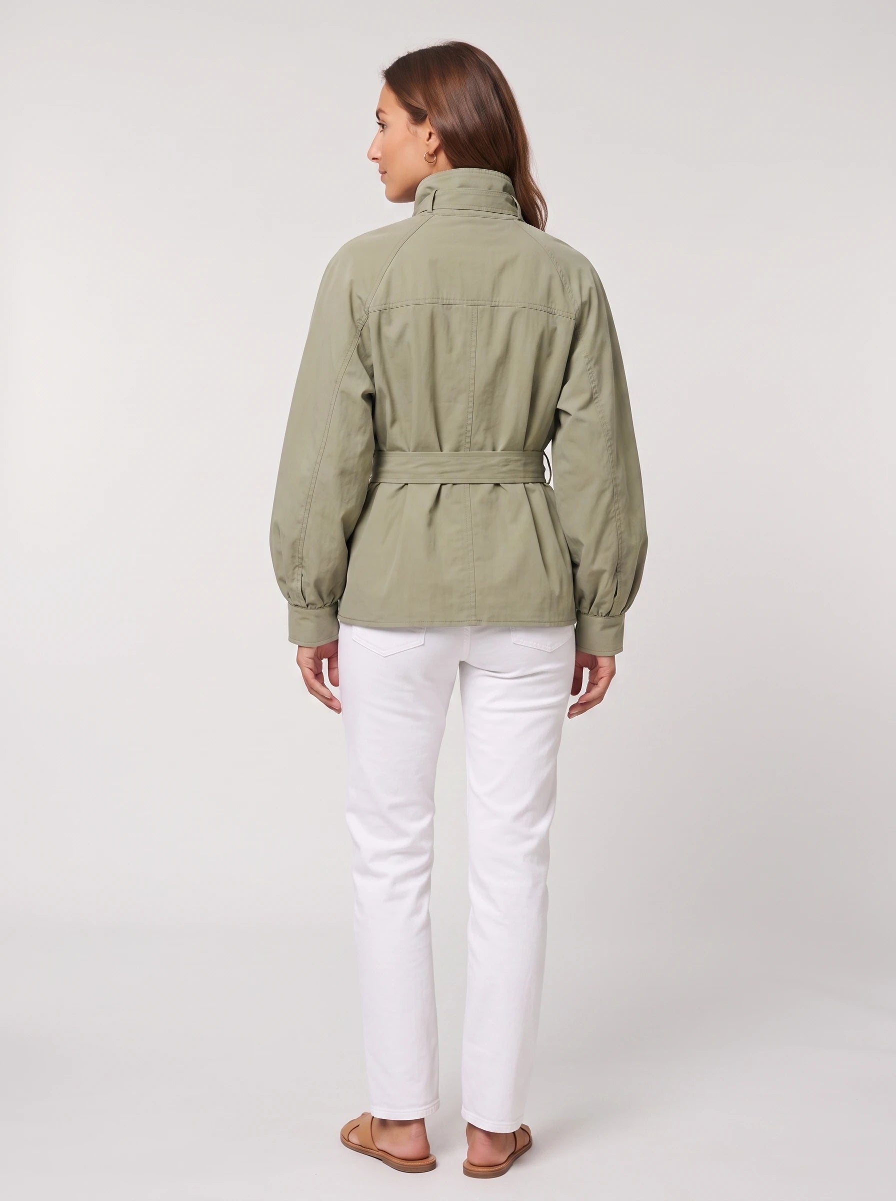 Blouson fluide ceinturé à col montant vert sauge Charline, vue de dos en studio