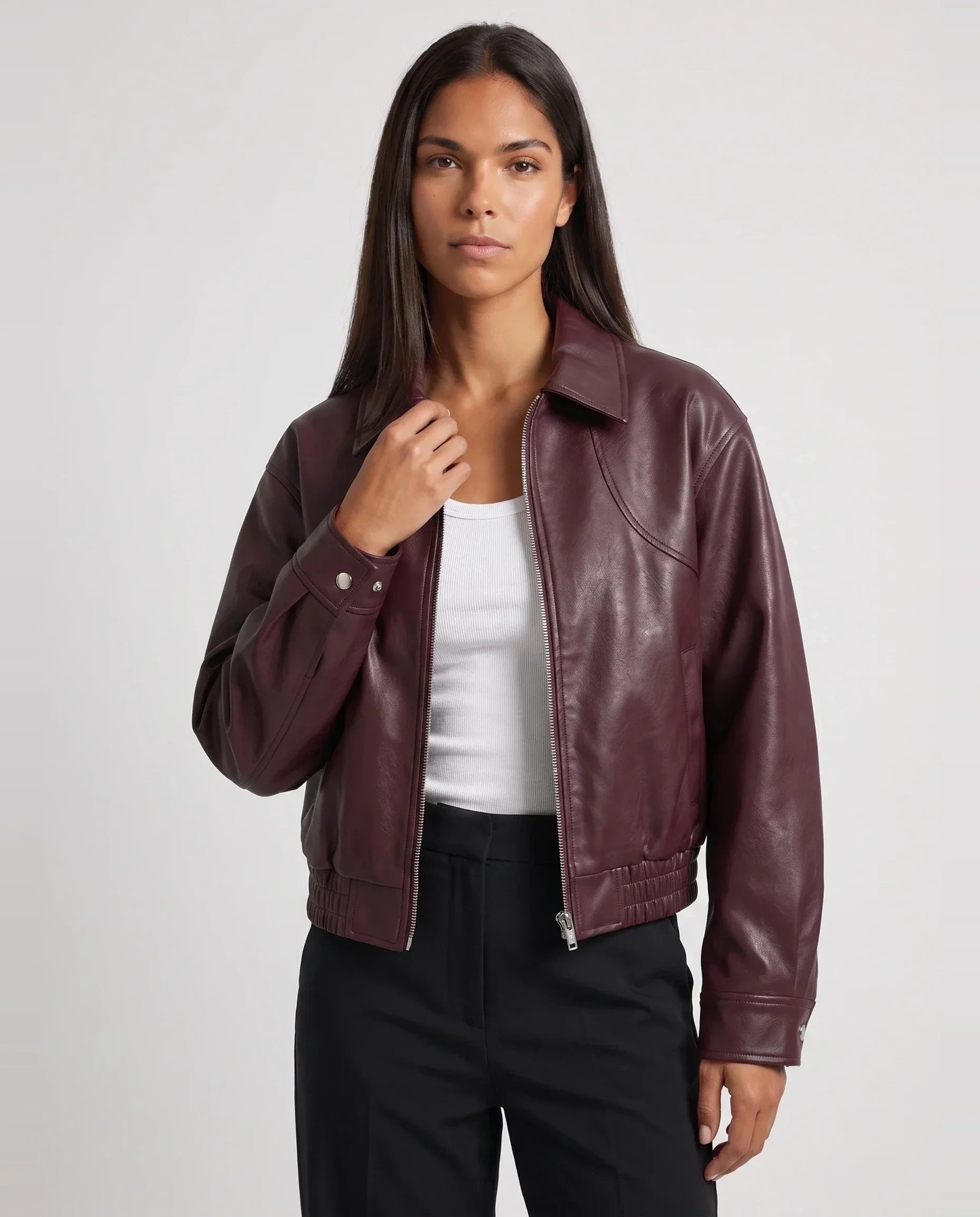 Blouson moto oversize effet cuir lie de vin Marcelle, plan rapproché en studio